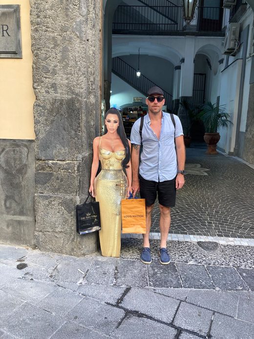 Andreas als Tourist in einer Gasse in Neapel, neben einem Pappaufsteller