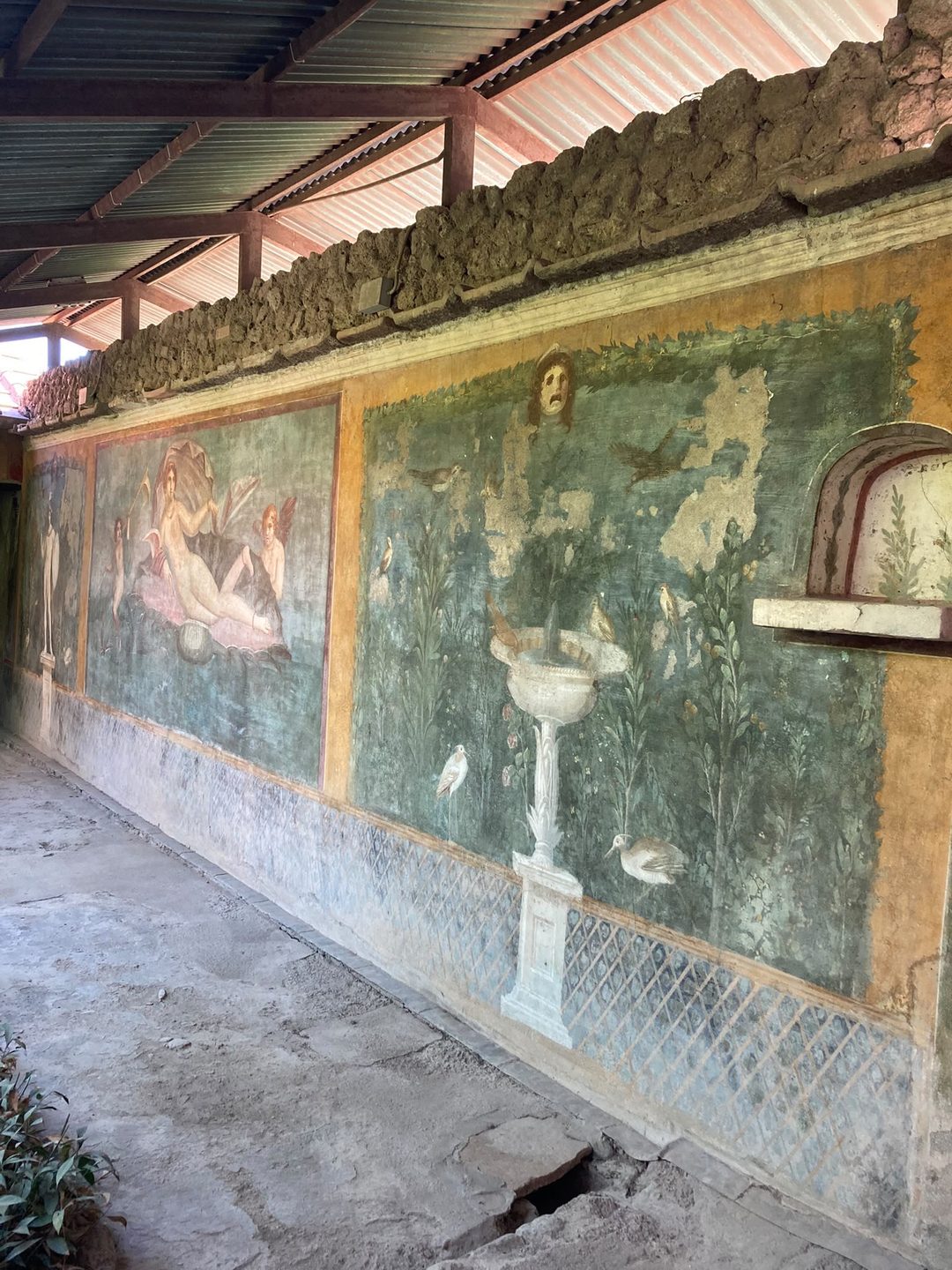 Wandmalerei in Pompeji: gemalter Garten mit Vögeln, daneben eine Venus-Szene