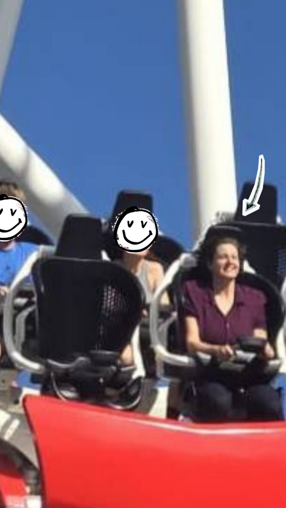 Iris im Rollercoaster, glücklich