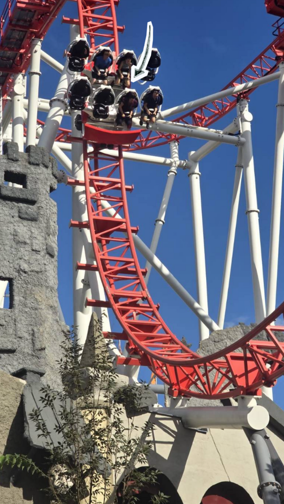 Iris im Rollercoaster, klammert sich am Rand fest
