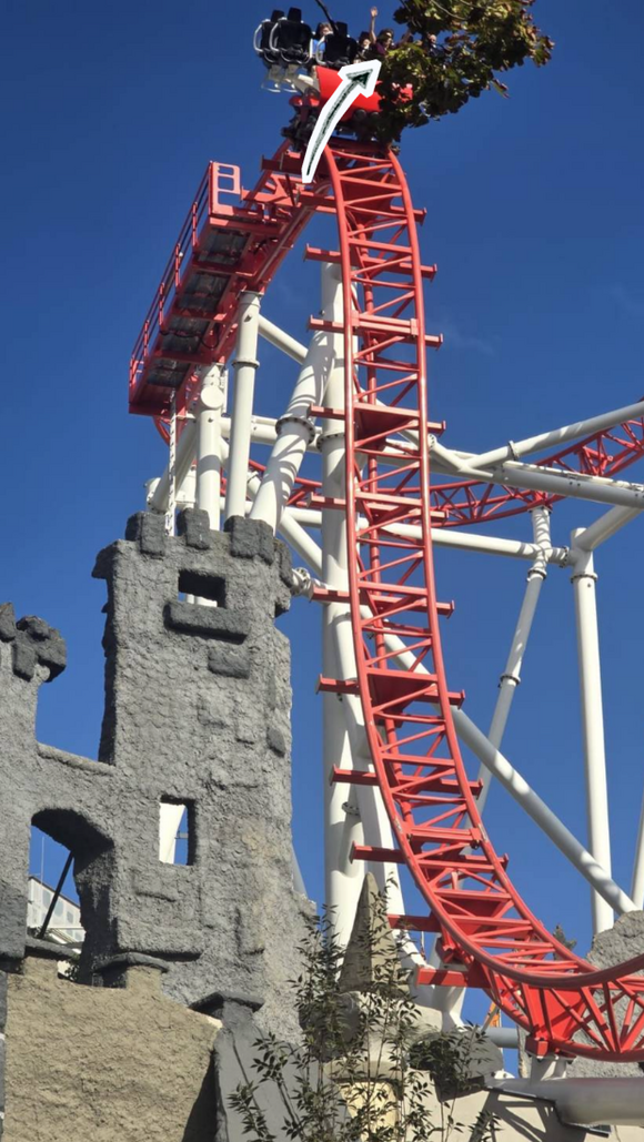 Iris im Rollercoaster, mit hochgestreckten Händen