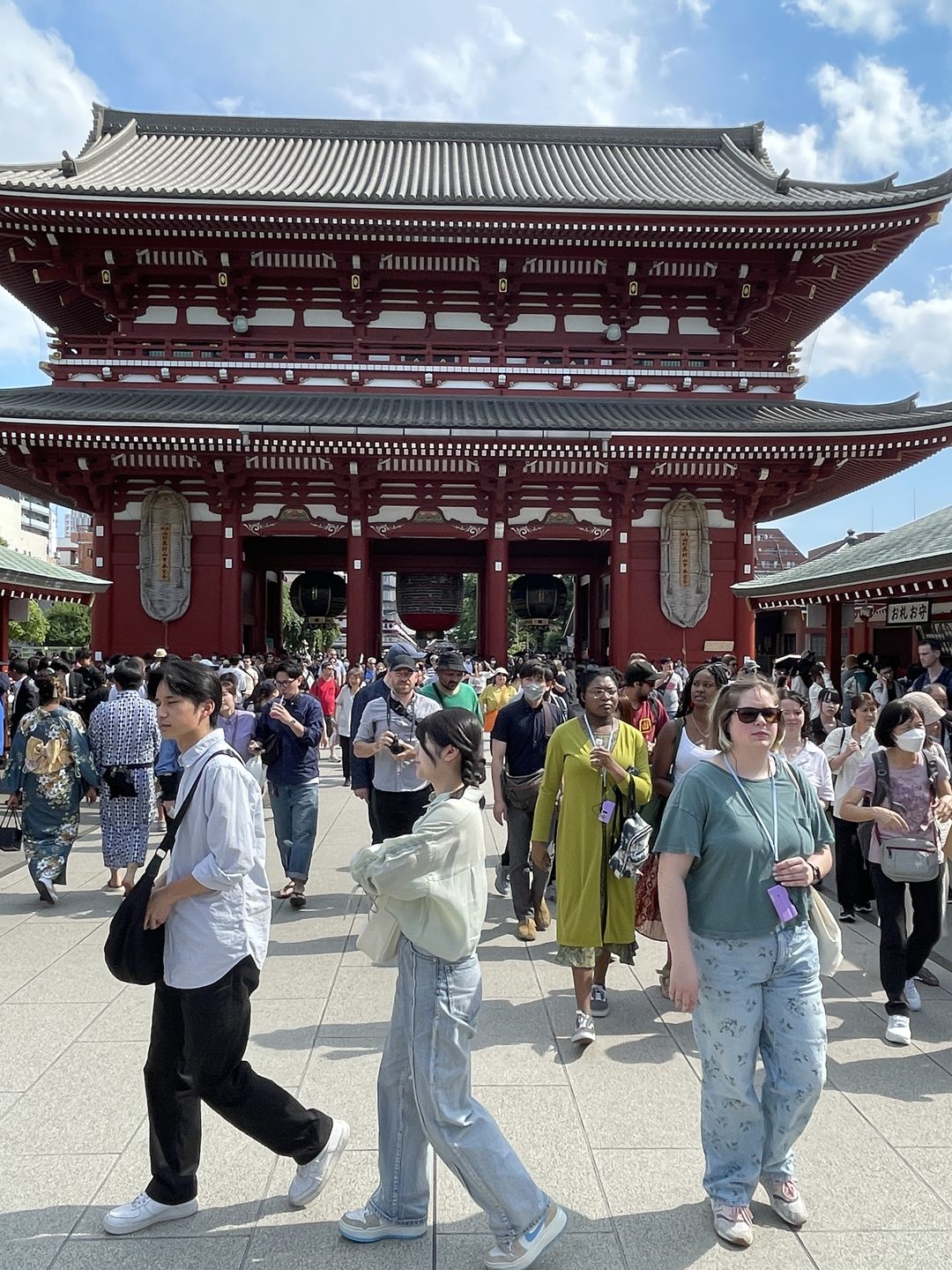 Rotes Tempeltor in Tokio, davor eine dichte Menschenmenge