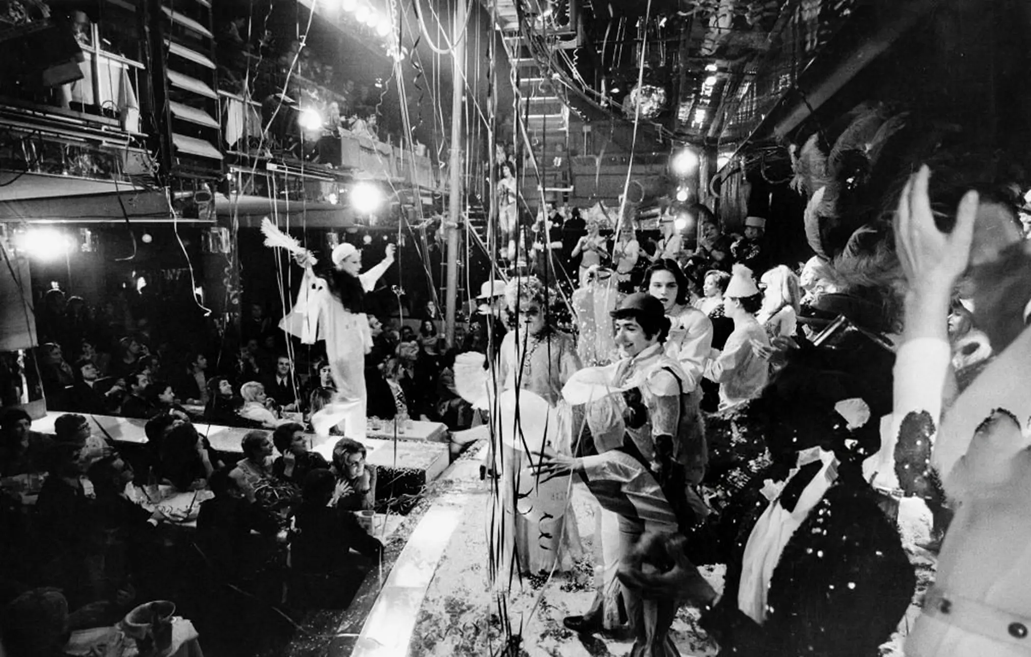 Soirée de cabaret à l'Alcazar de Paris, photographie vintage en noir et blanc