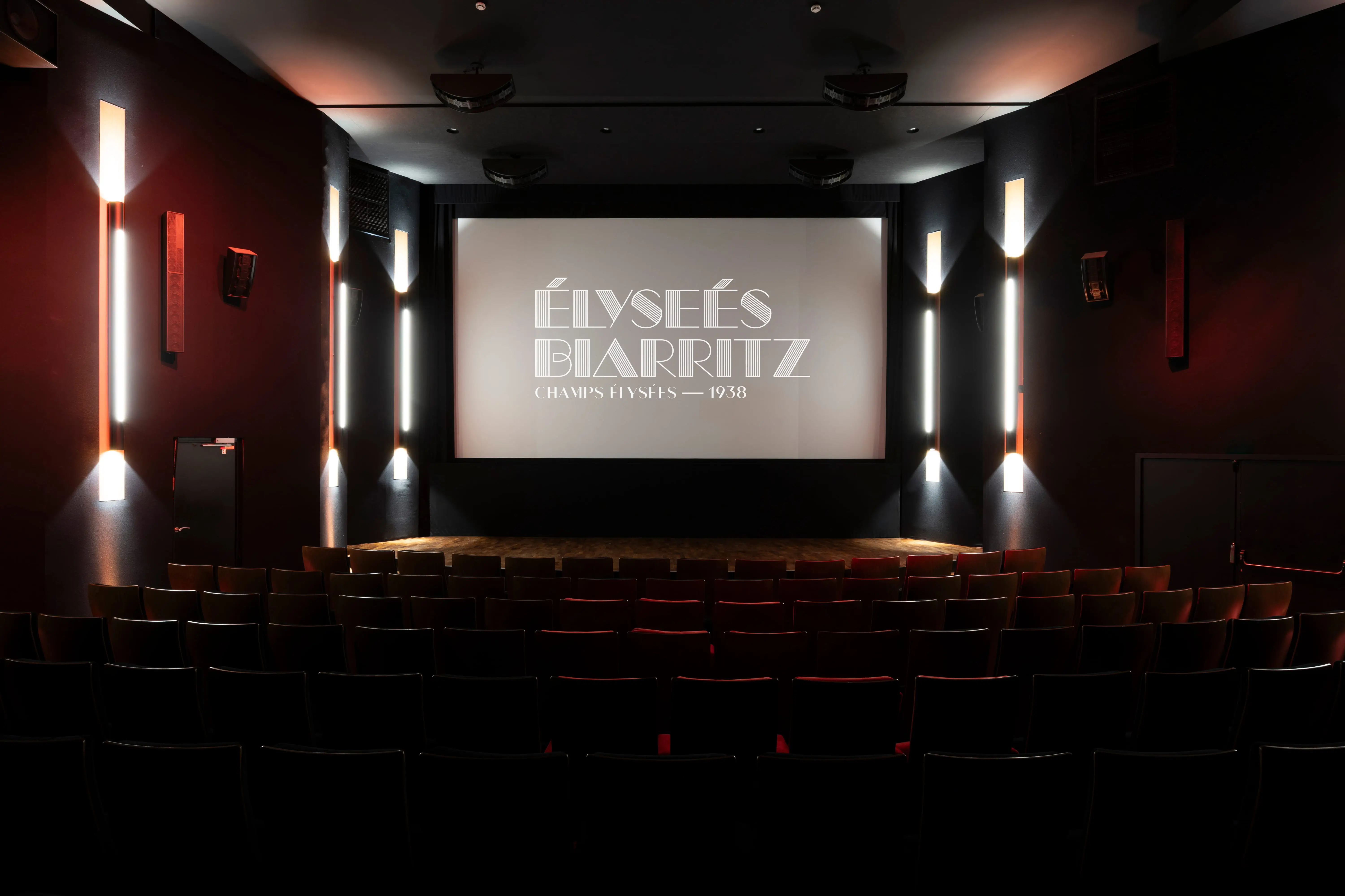 Auditorium de l'Élysées Biarritz, 240 places, écran et scène éclairés