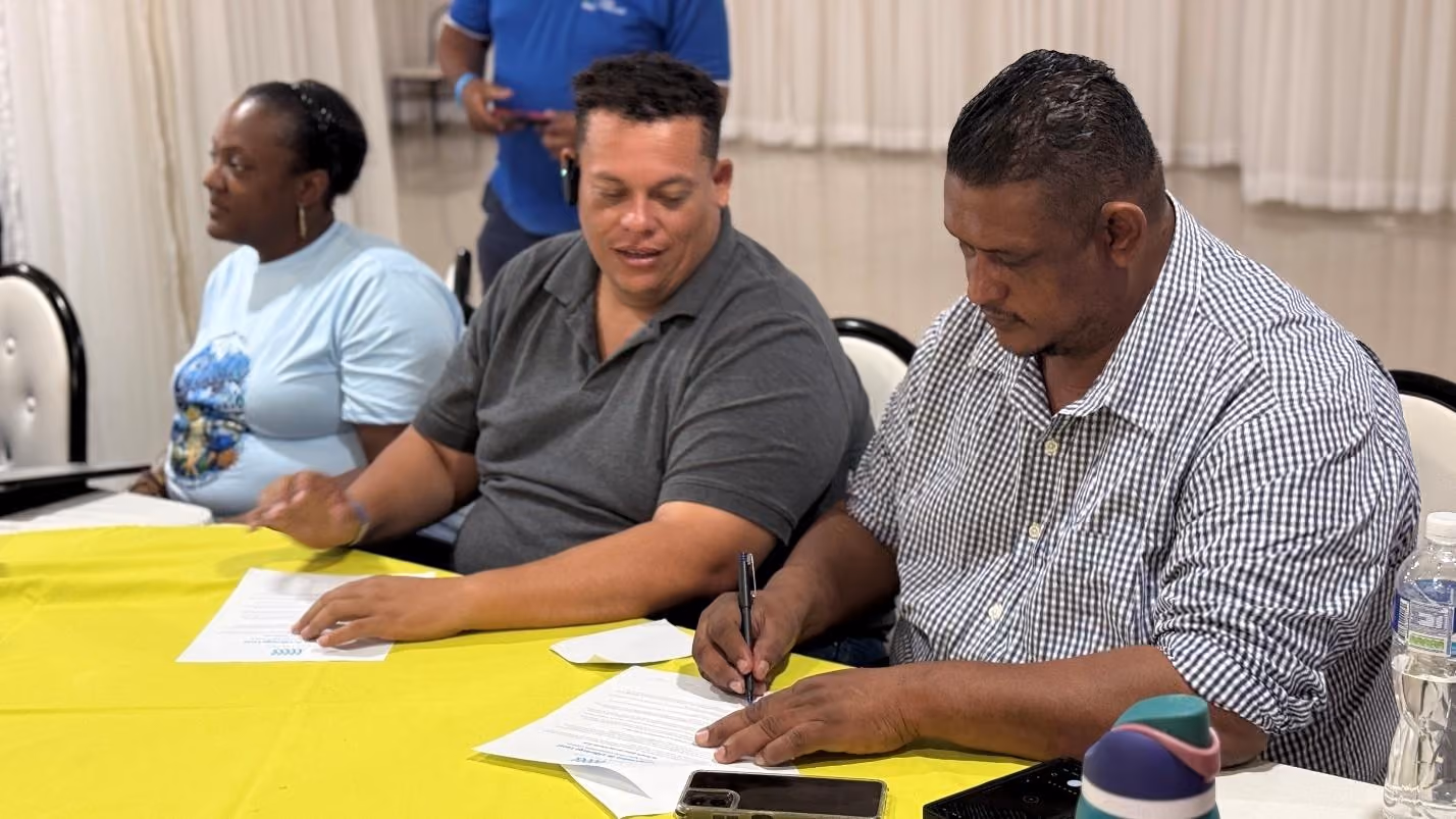 Incoming Limón and Santa Rosa de Aguán mayors signing Coastal 500 pledge