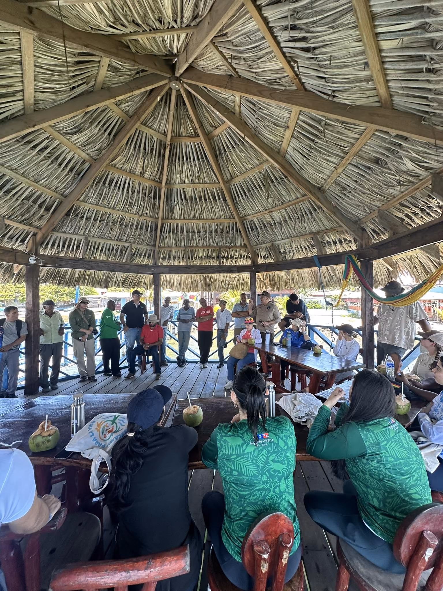 Mayors meet with fisher group during site visit to Puerto Castilla, Trujillo
