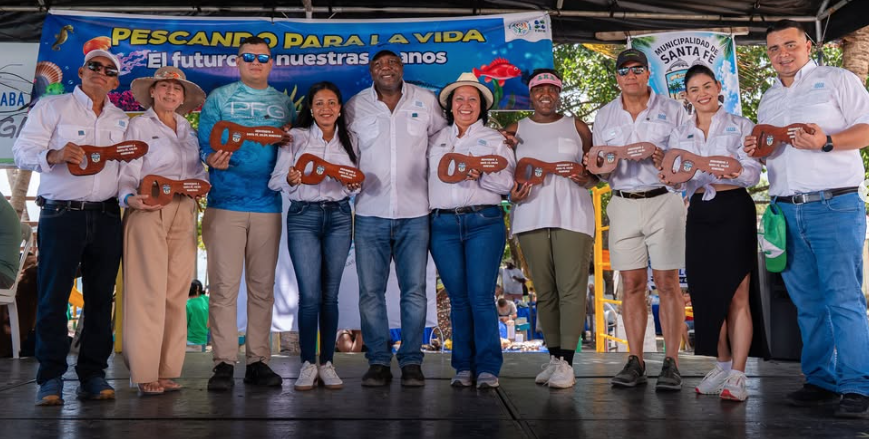 Santa Fe mayor Noel Ruiz gifts fellow mayors the keys to the city