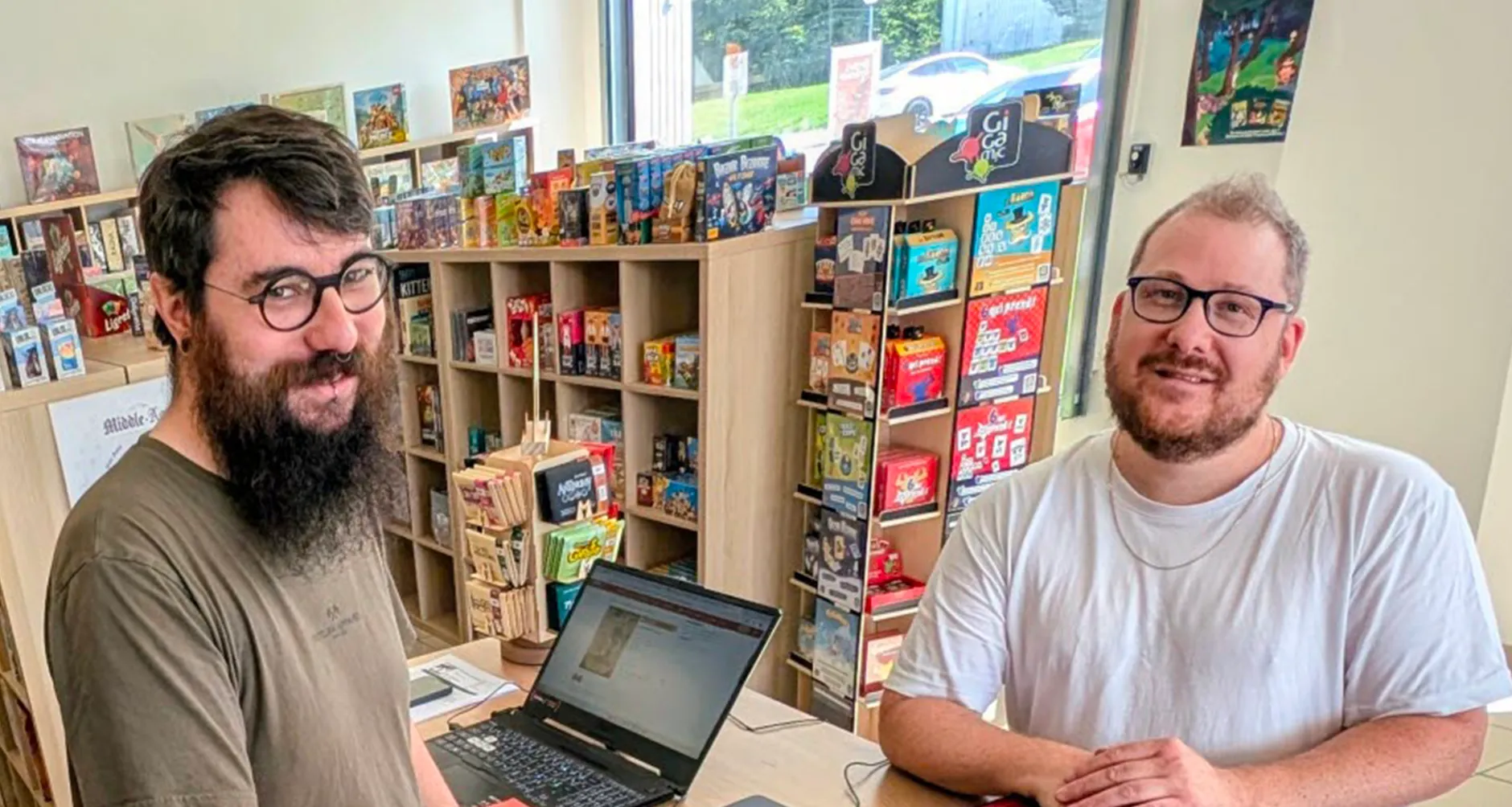 Gaëtan et Geoffrey dans la boutique ludicaire Aux Grands Gnome
