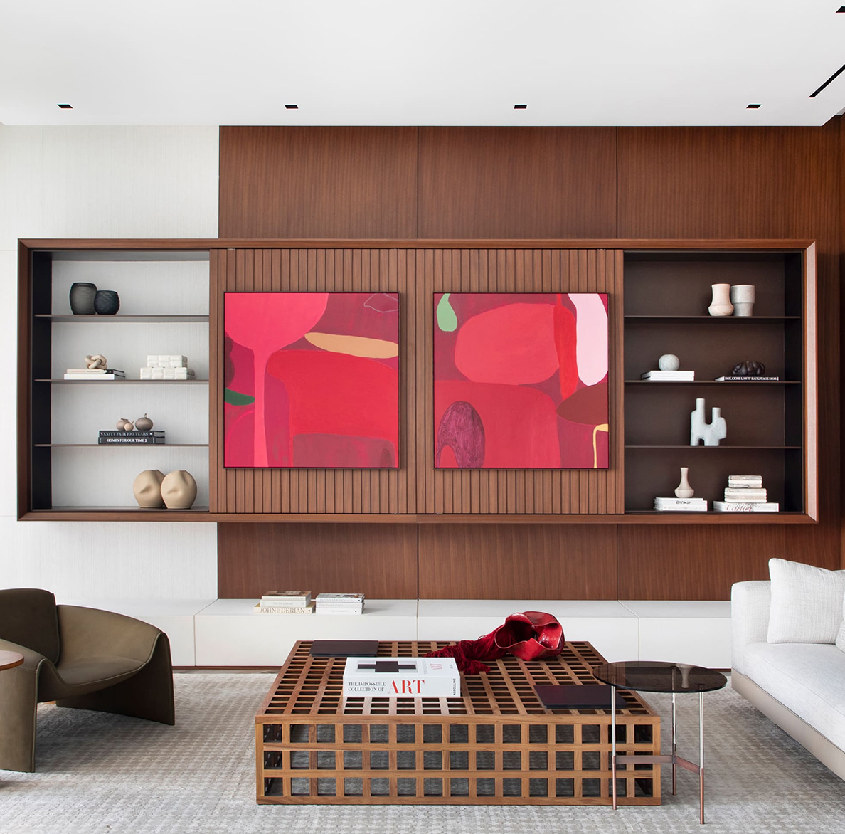 Interior residencial con arte rojo y carpintería de madera