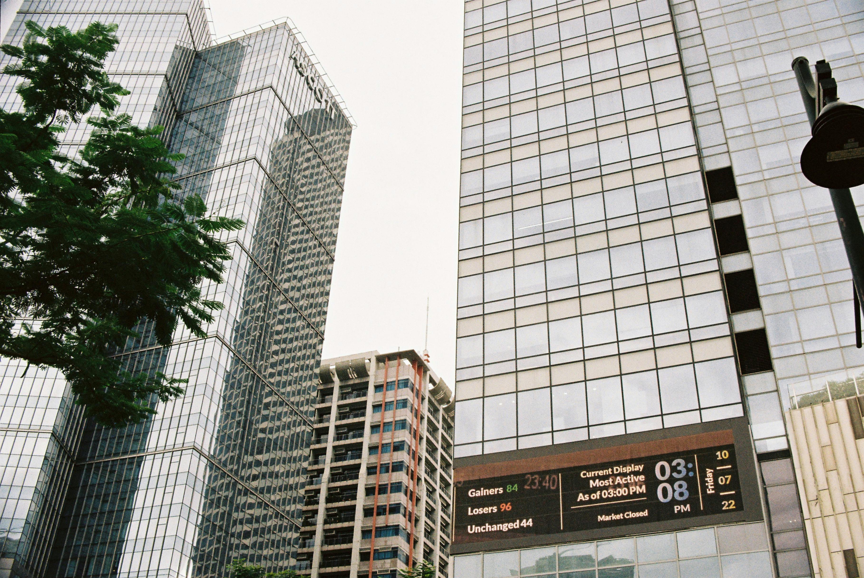 Tours de bureaux vues en contre-plongée