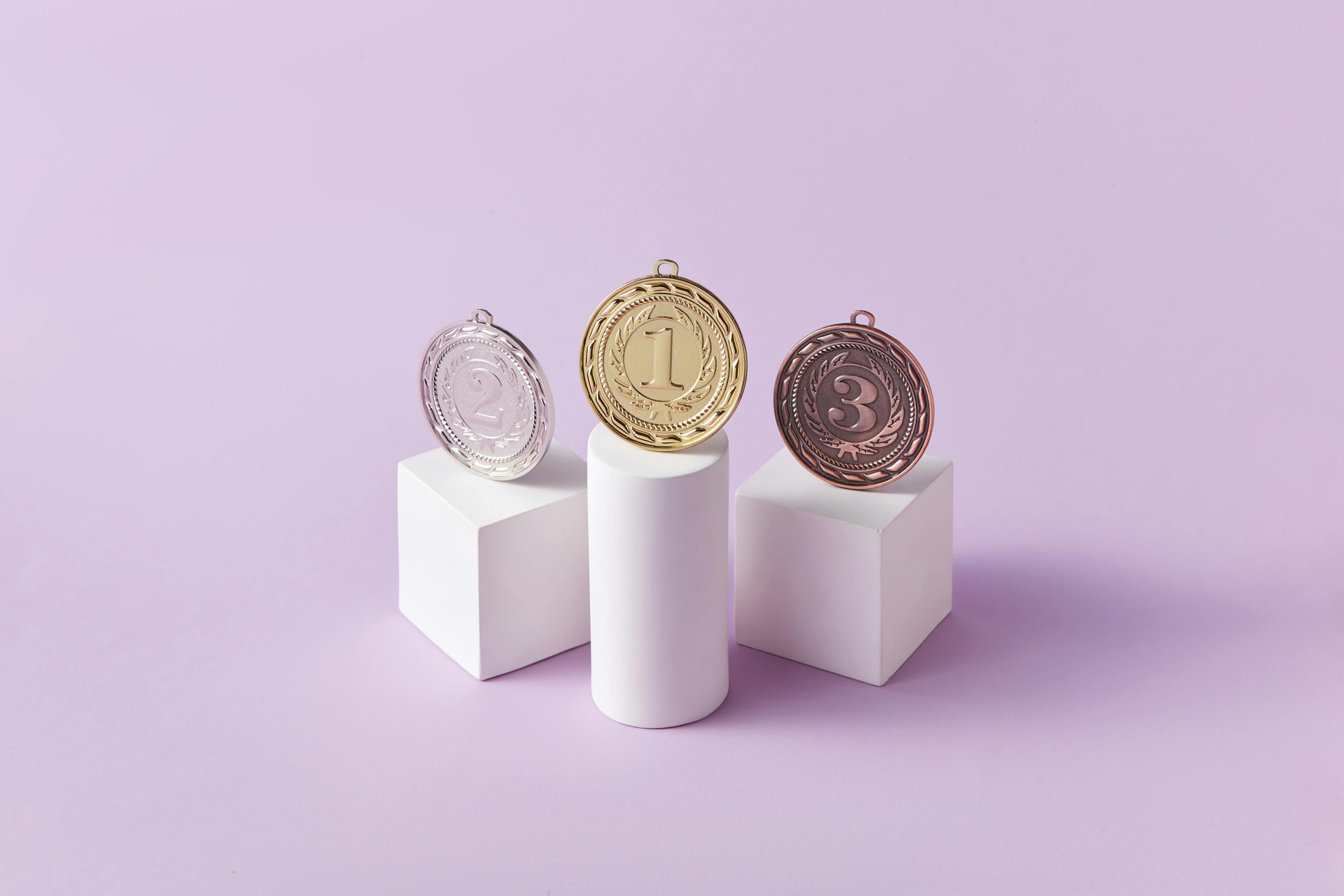 Médailles d'or, d'argent et de bronze posées sur des socles