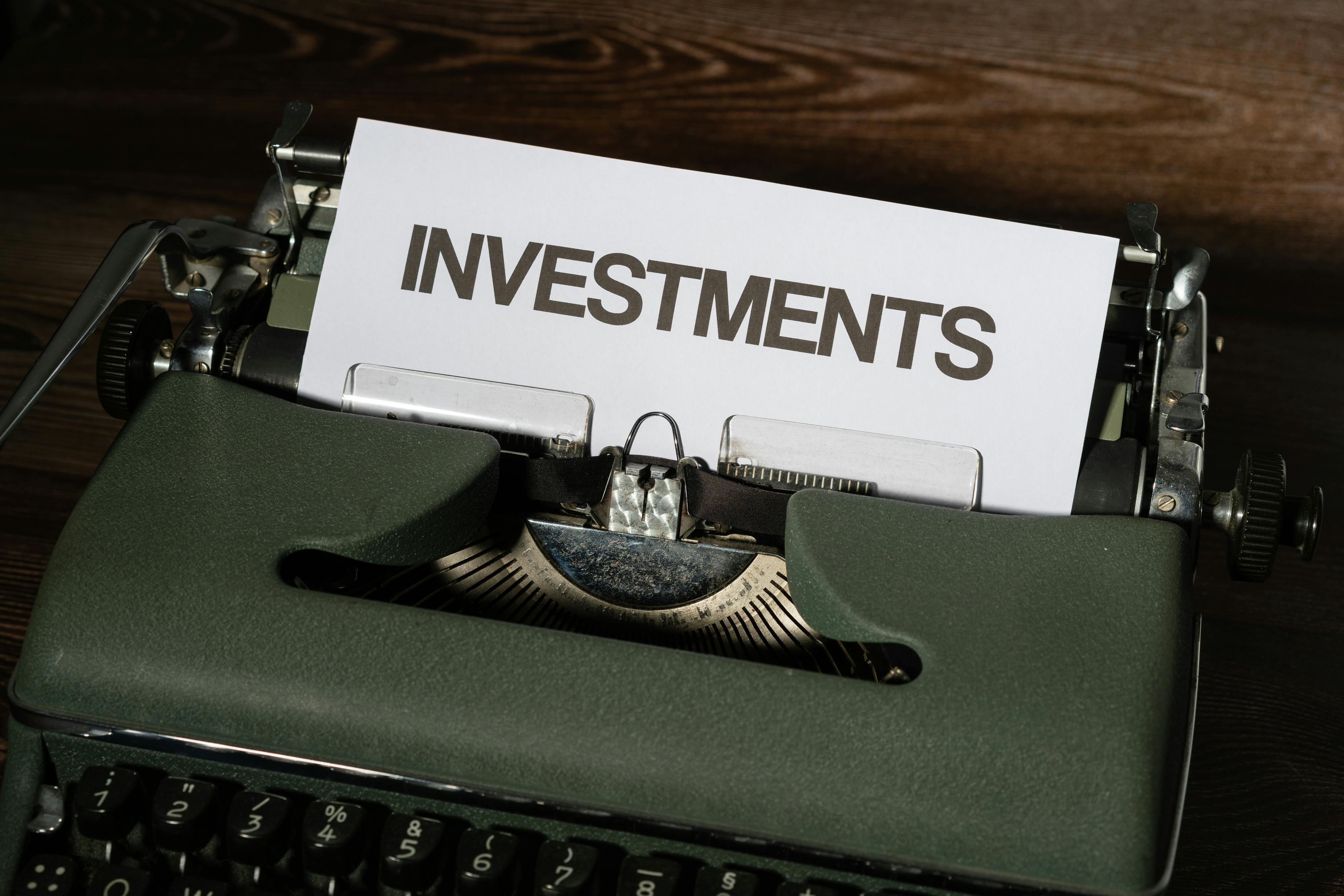 Machine à écrire ancienne avec une feuille portant le mot investments