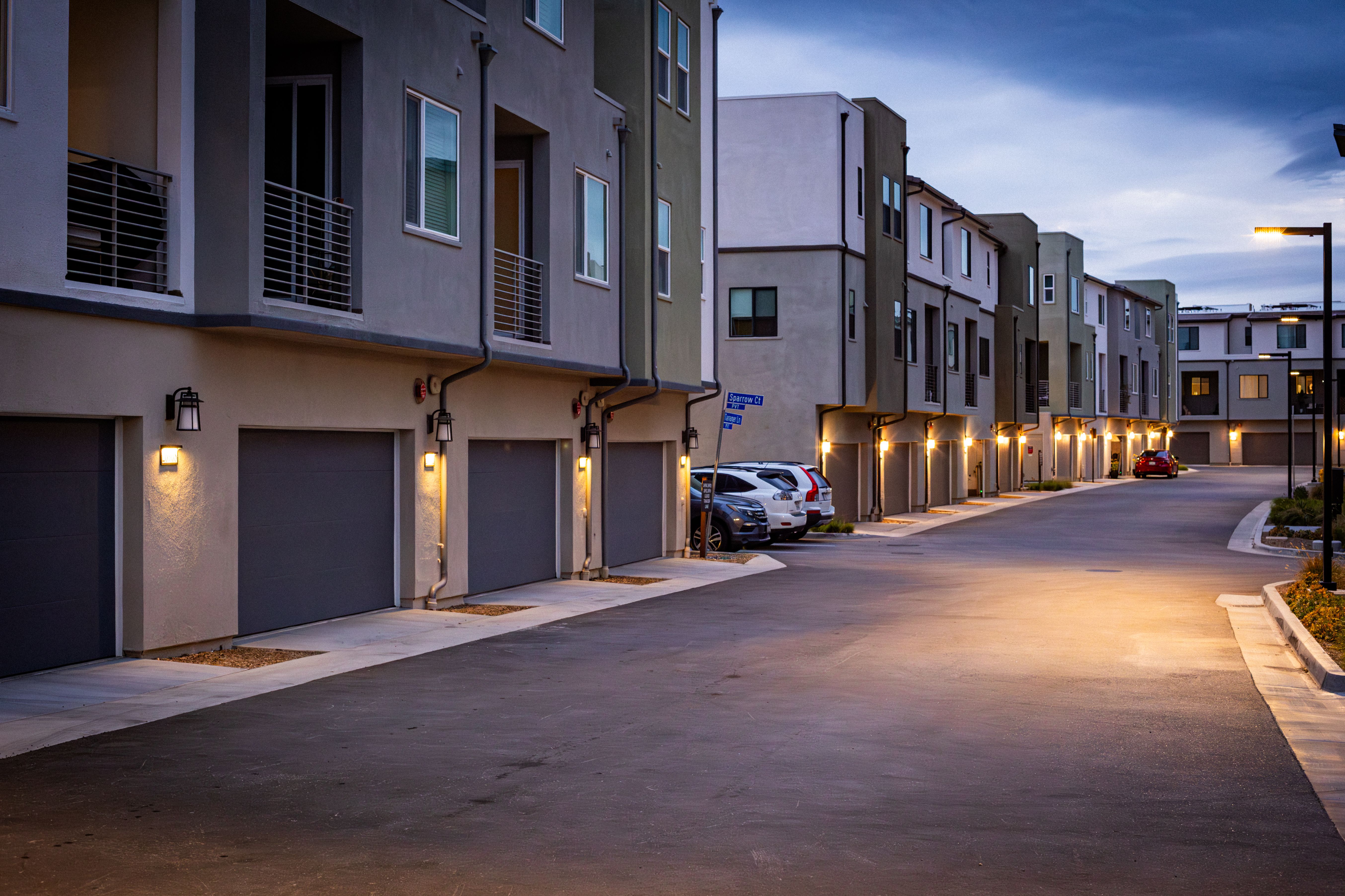 Résidence de maisons de ville éclairée au crépuscule