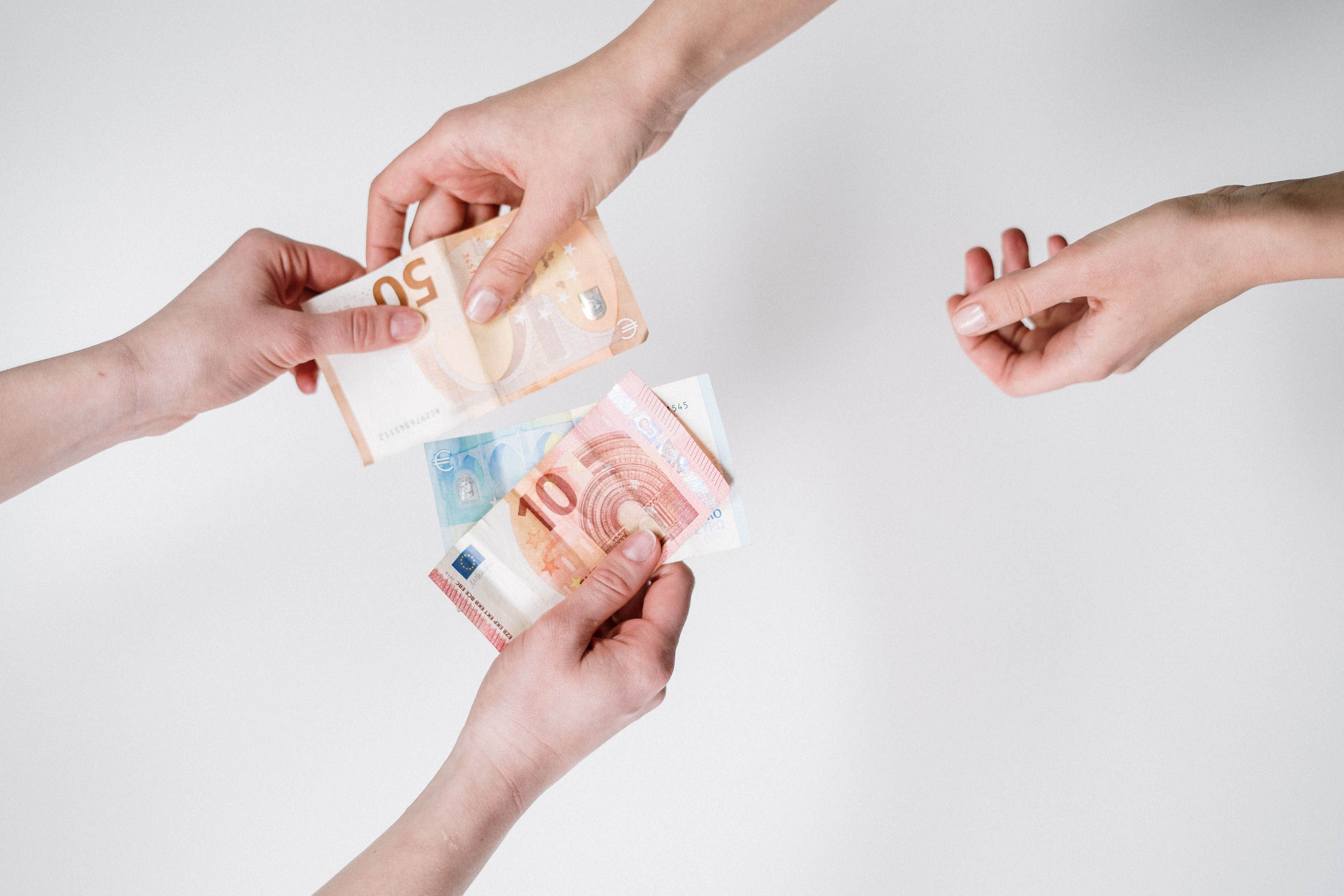 Mains se transmettant des billets en euros