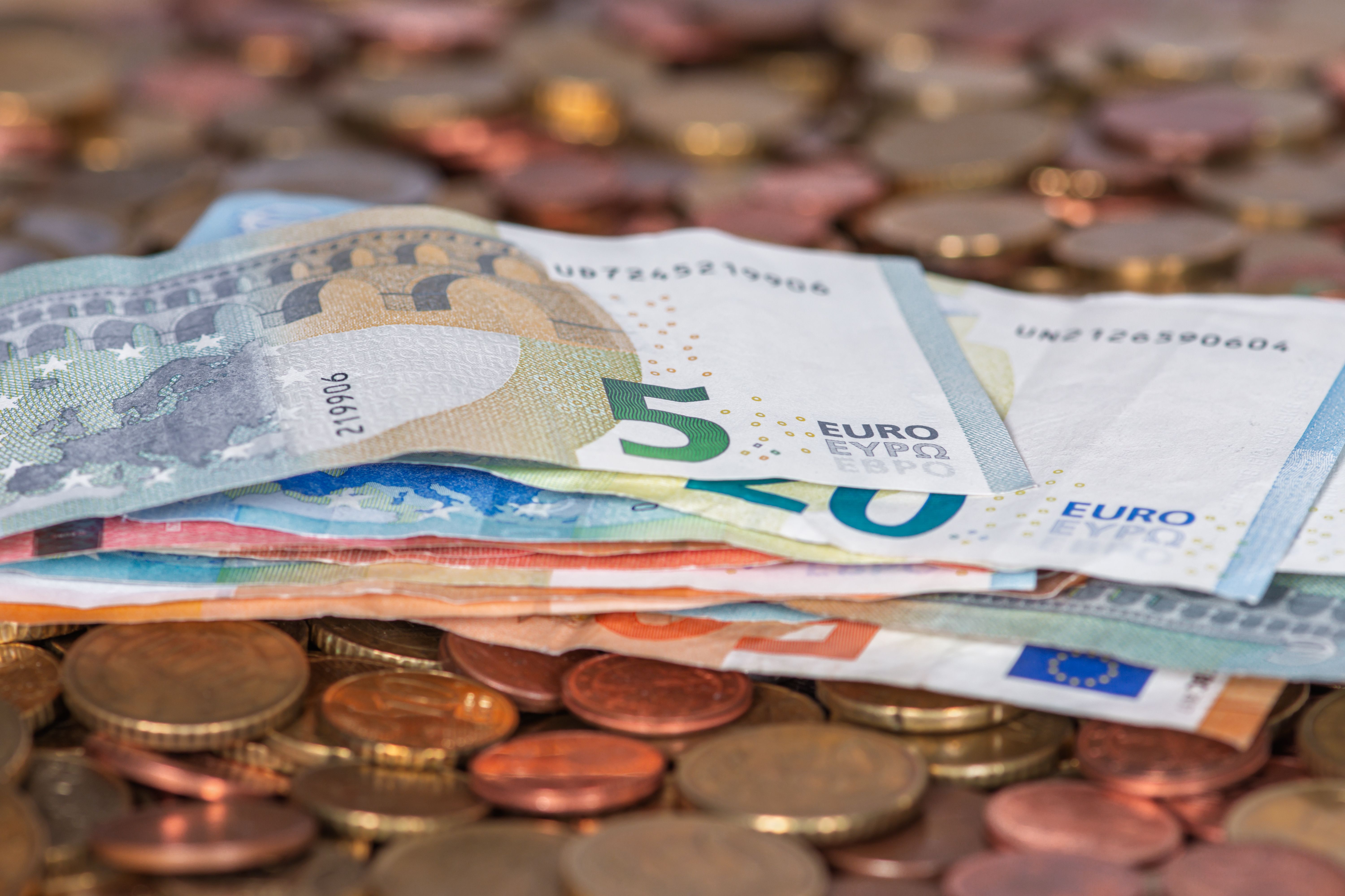 Billets et pièces en euros mélangés