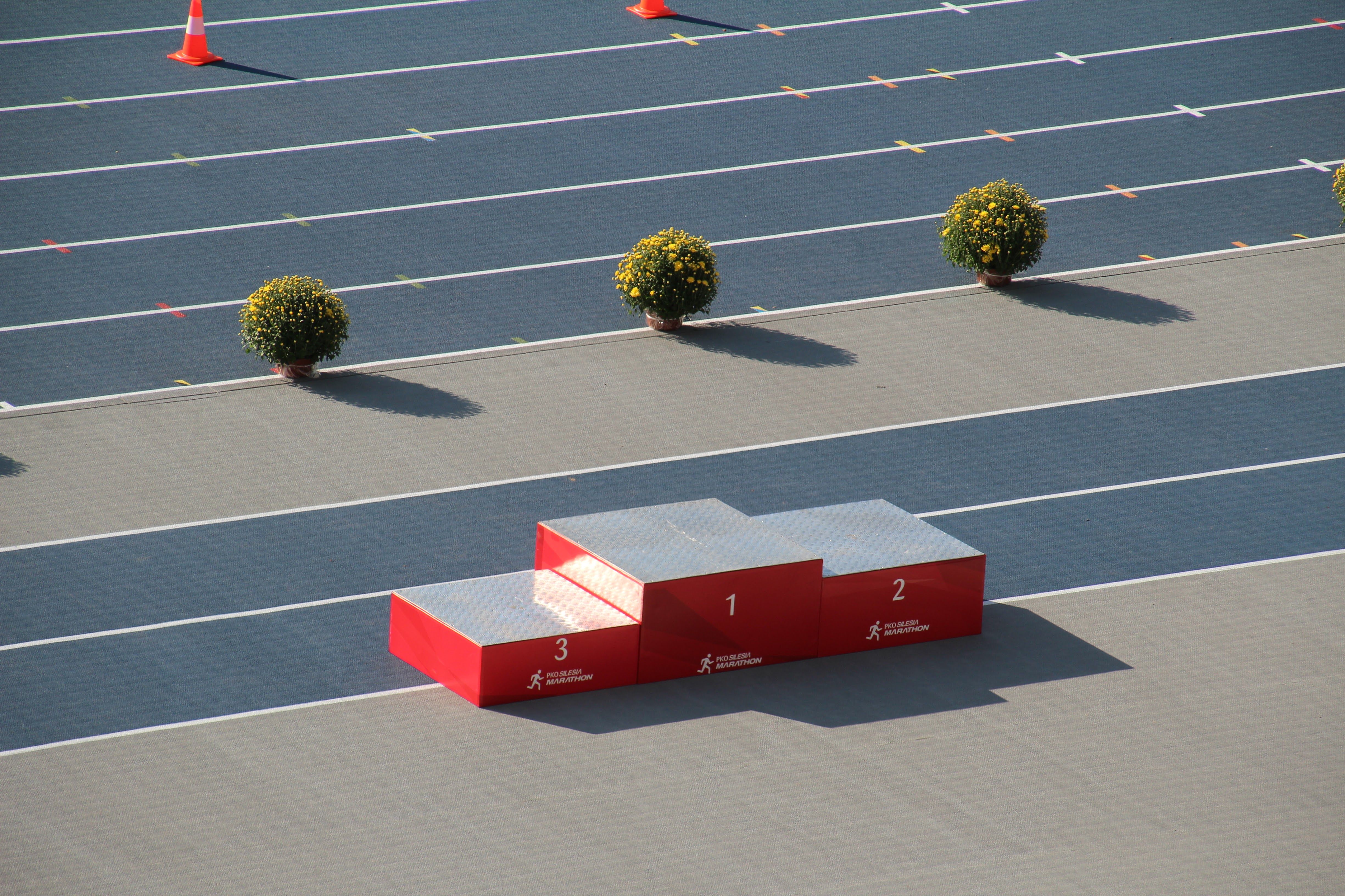 Podium de compétition vu de dessus sur une piste