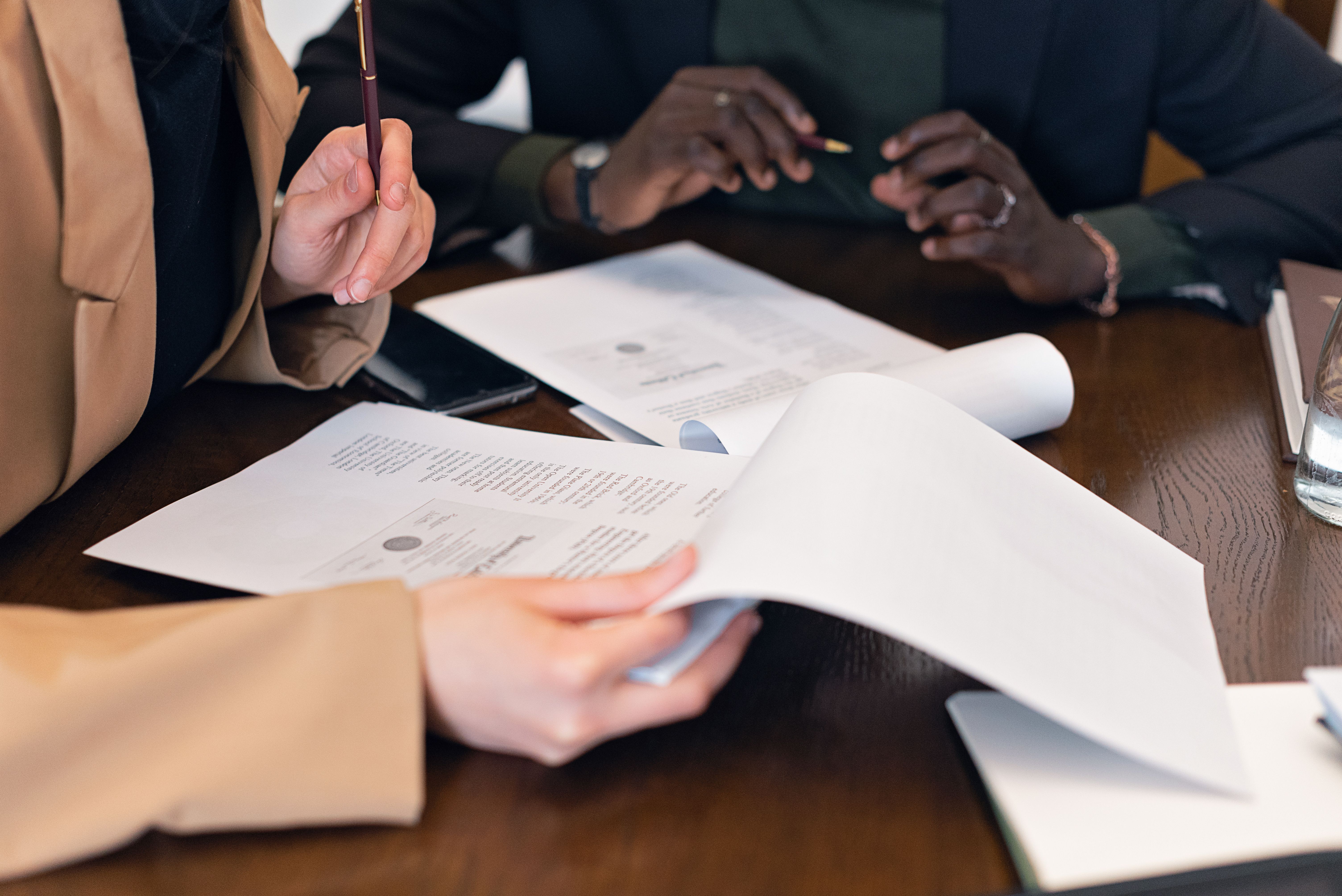 Personnes examinant des documents lors d'un rendez-vous