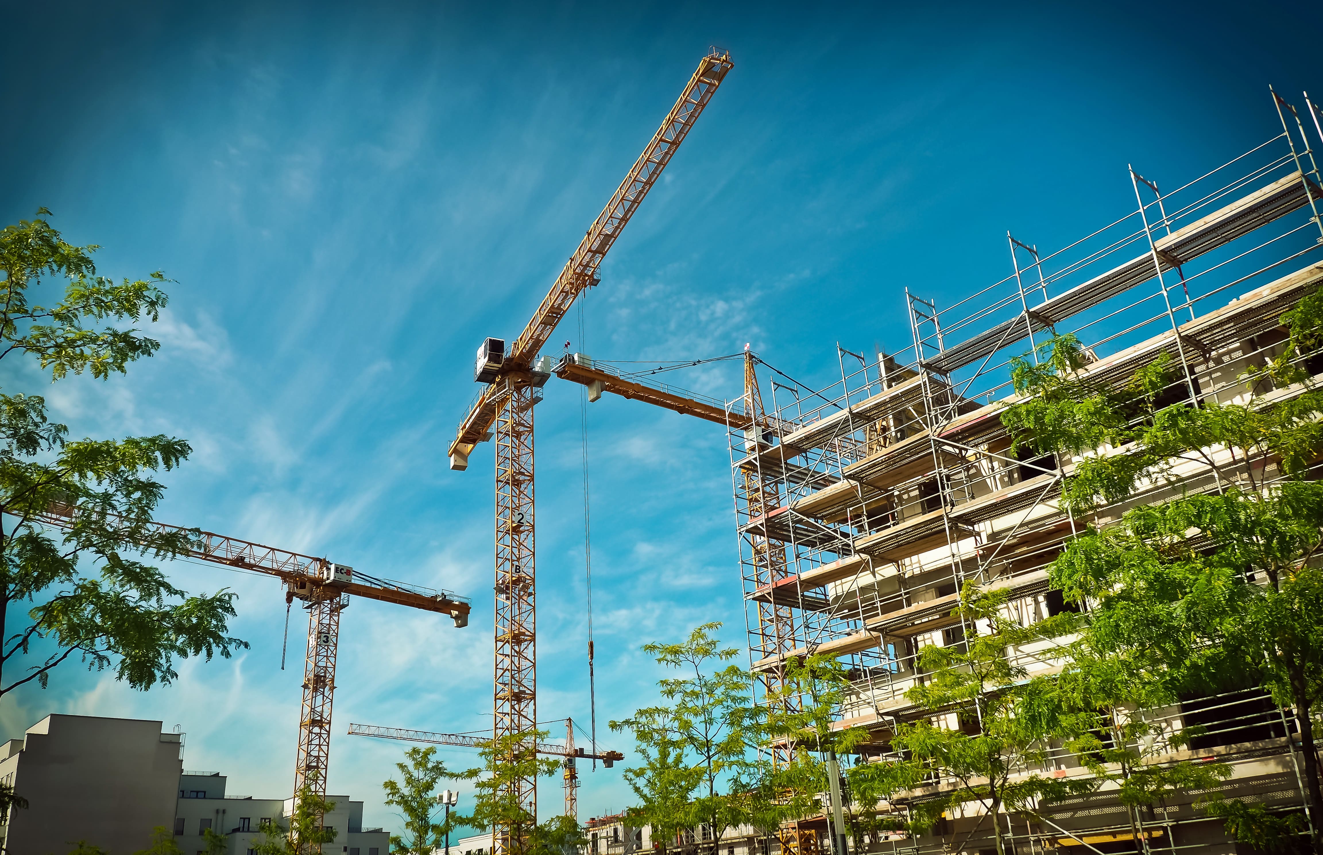 Grues et échafaudages sur un chantier de logements