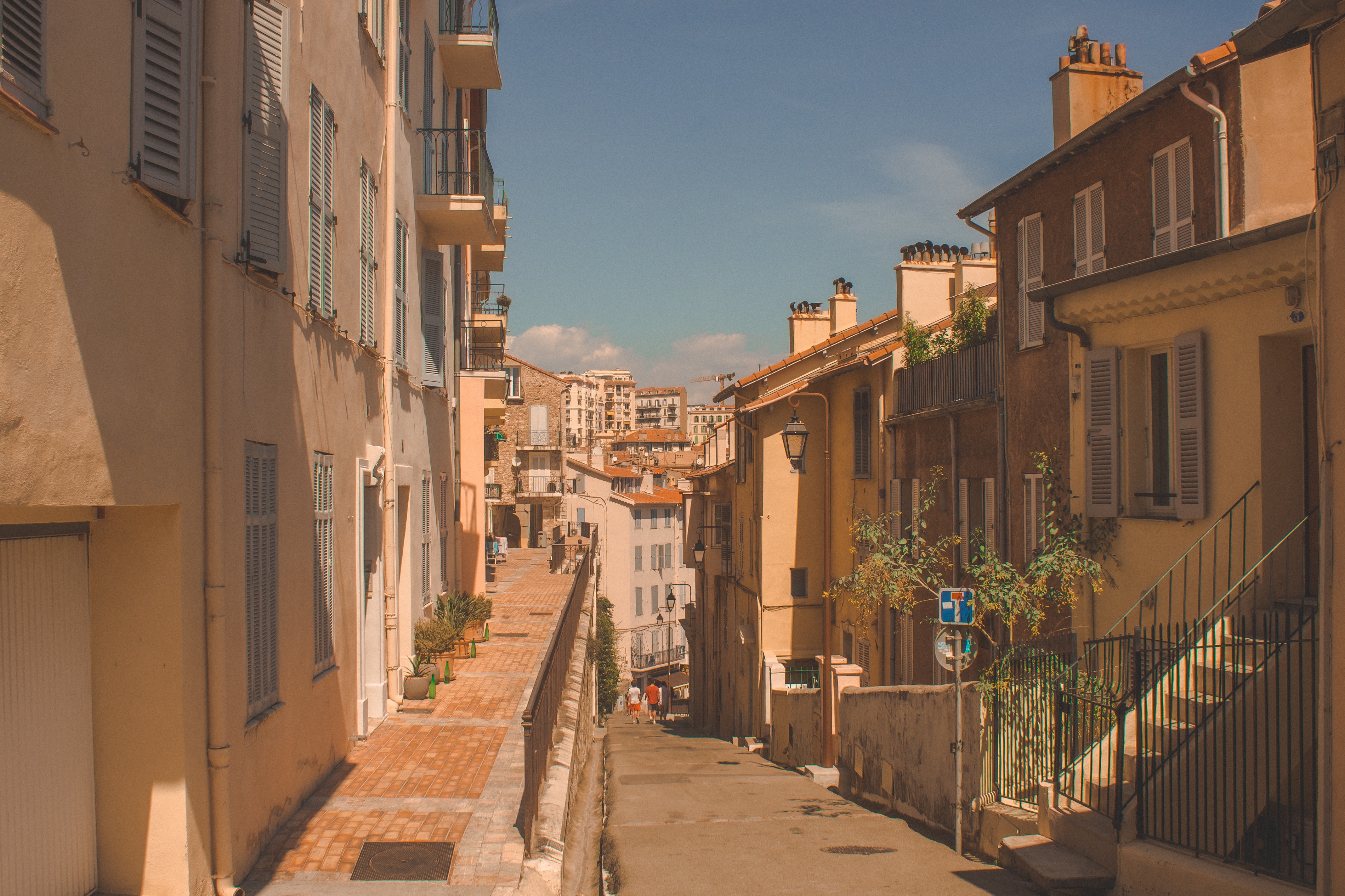 Rue en pente bordée d'immeubles anciens