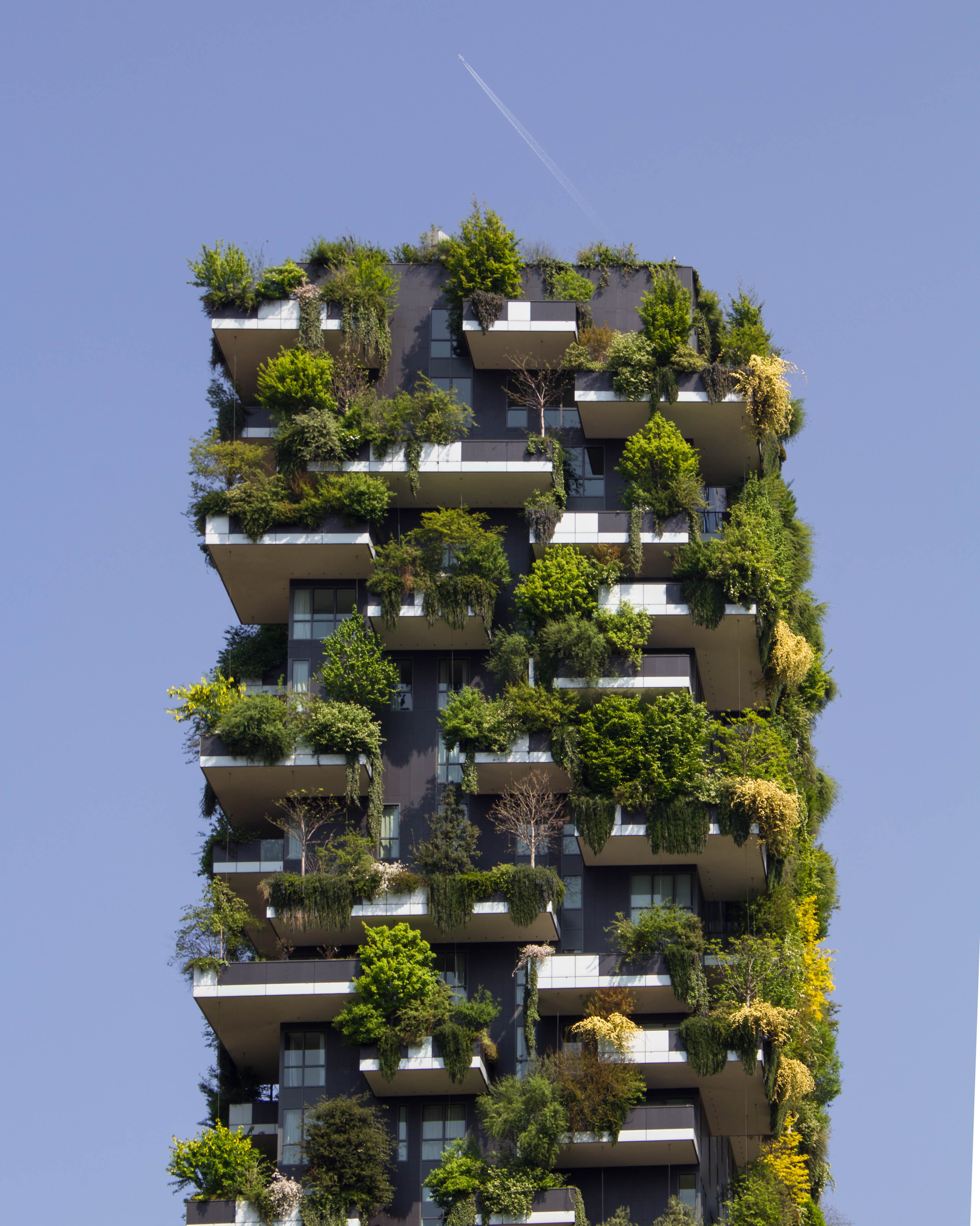 Tour d'habitation dont les balcons sont plantés d'arbres