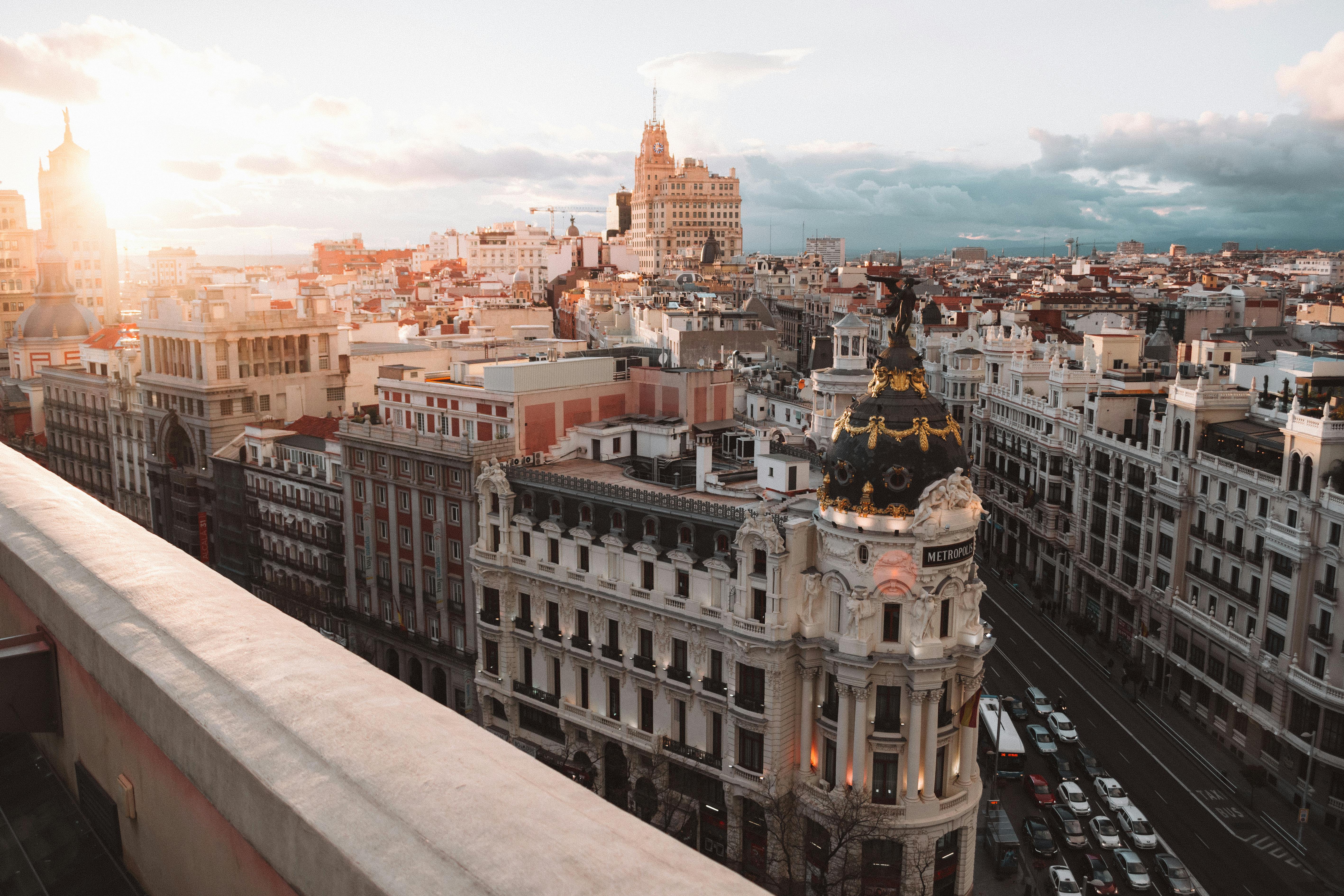 Vue des toits et des avenues du centre de Madrid