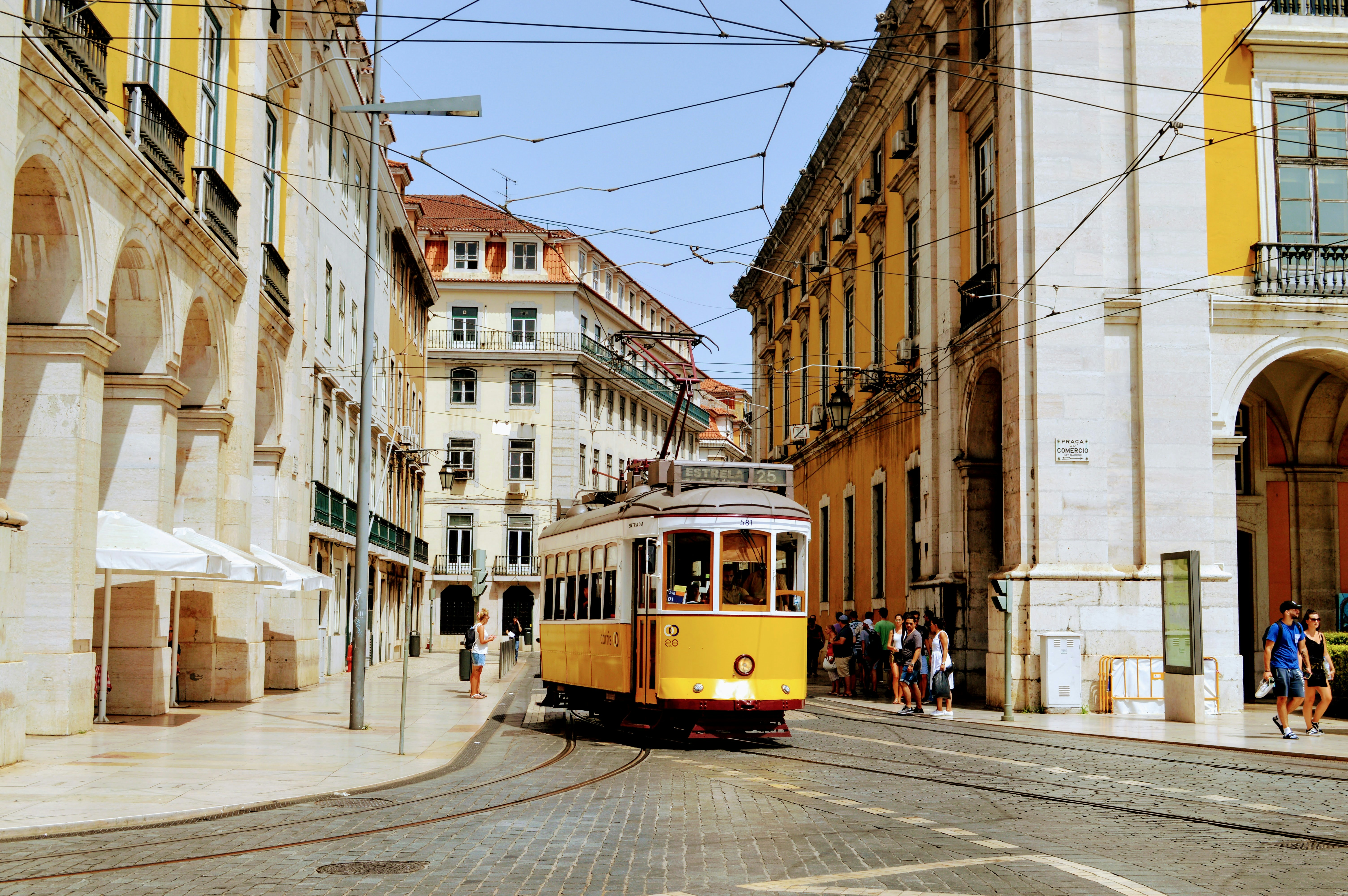 Tramway jaune circulant dans une rue de Lisbonne
