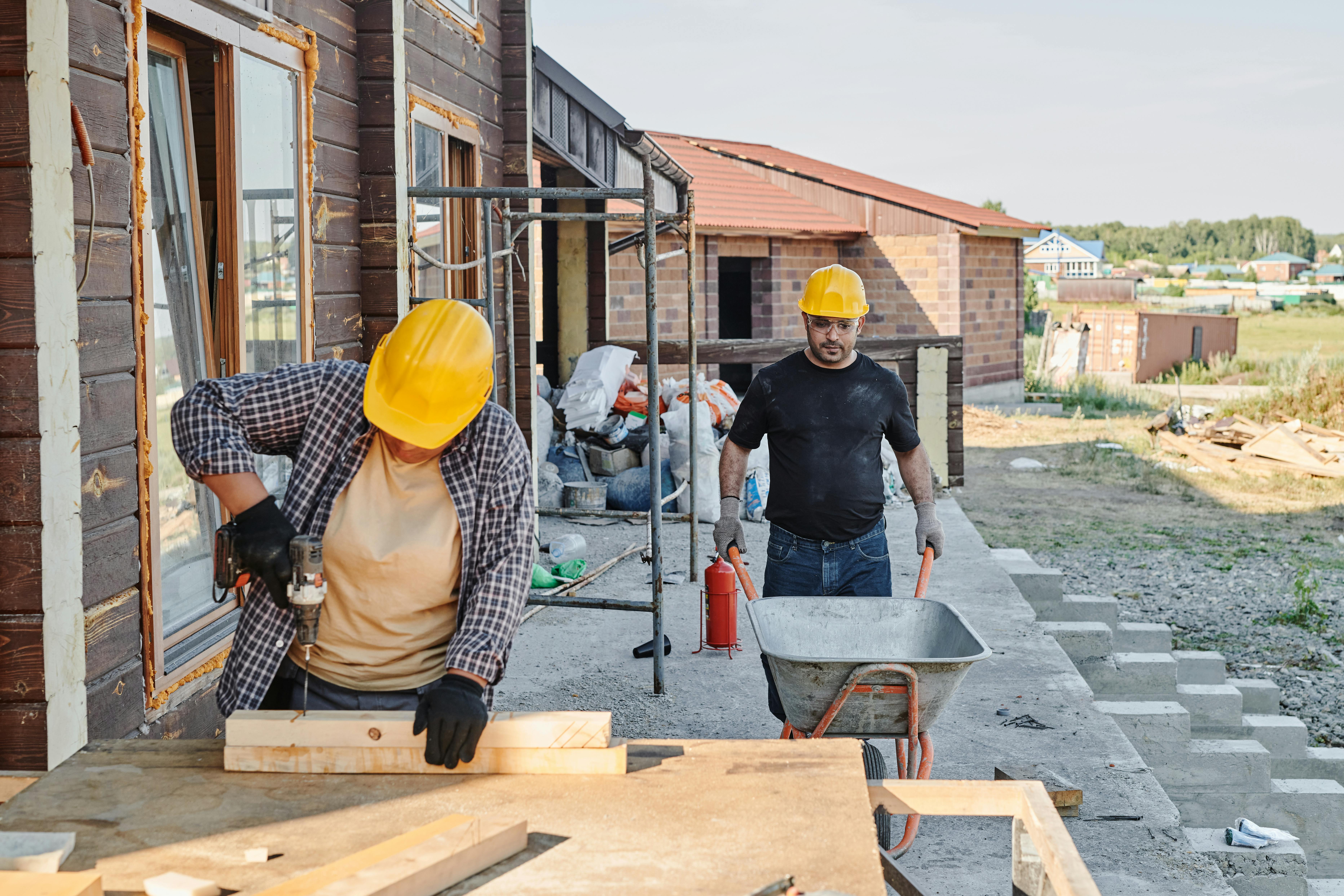 Ouvriers casqués travaillant sur un chantier de construction