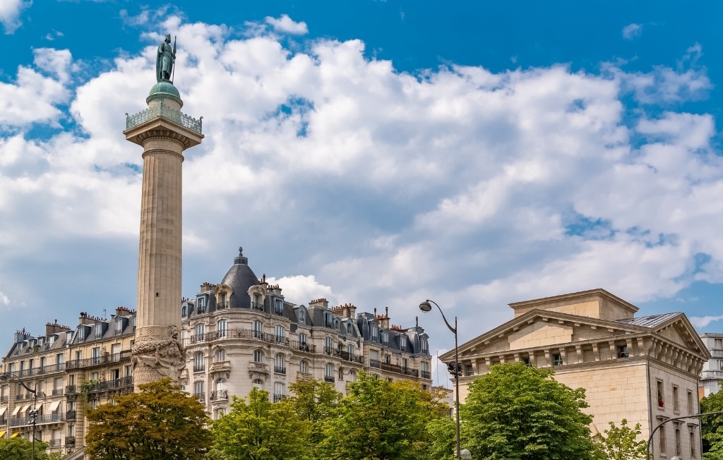 Colonne monumentale et immeubles d'une place parisienne