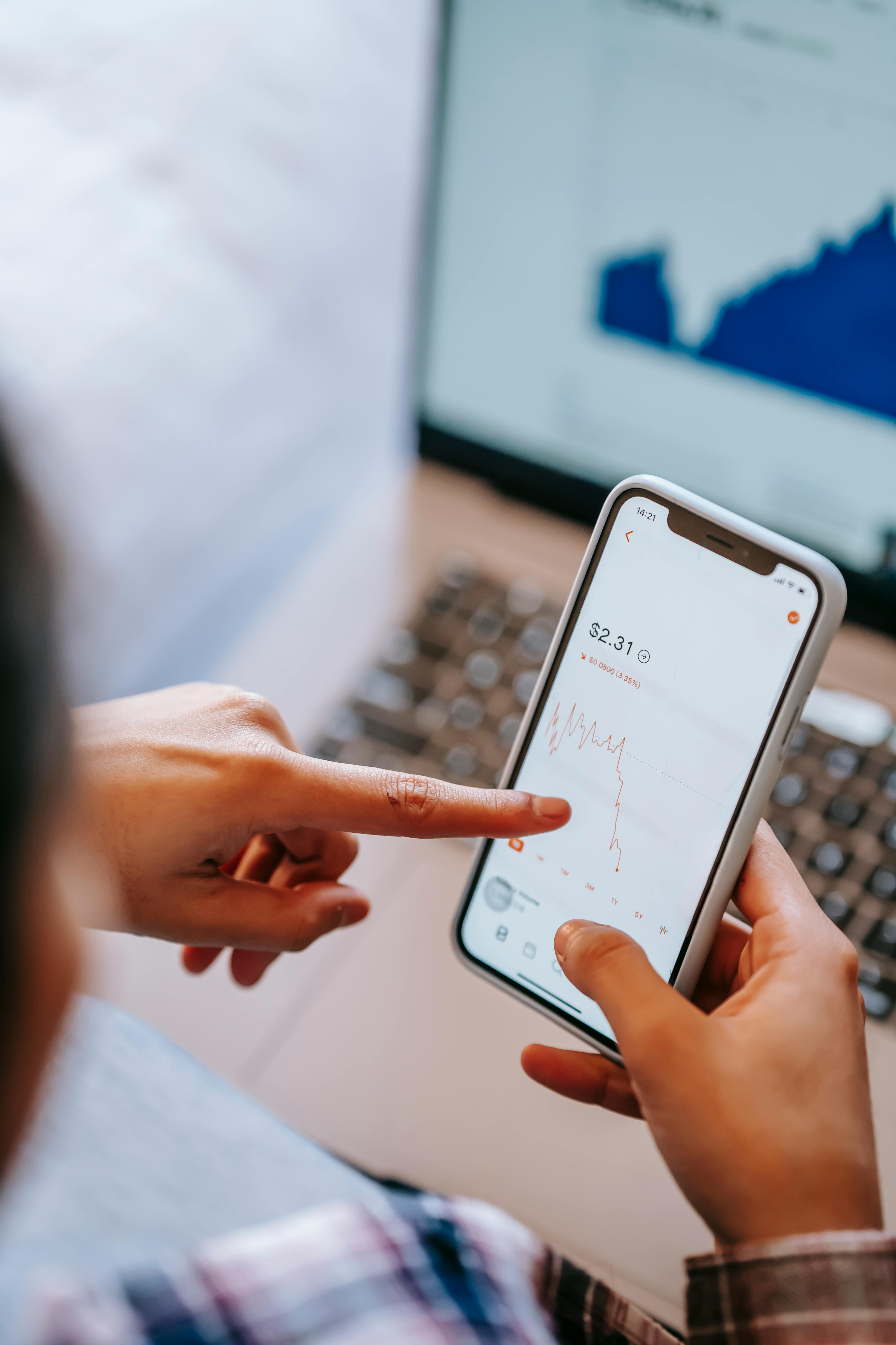 Mains consultant une courbe de performance sur un smartphone