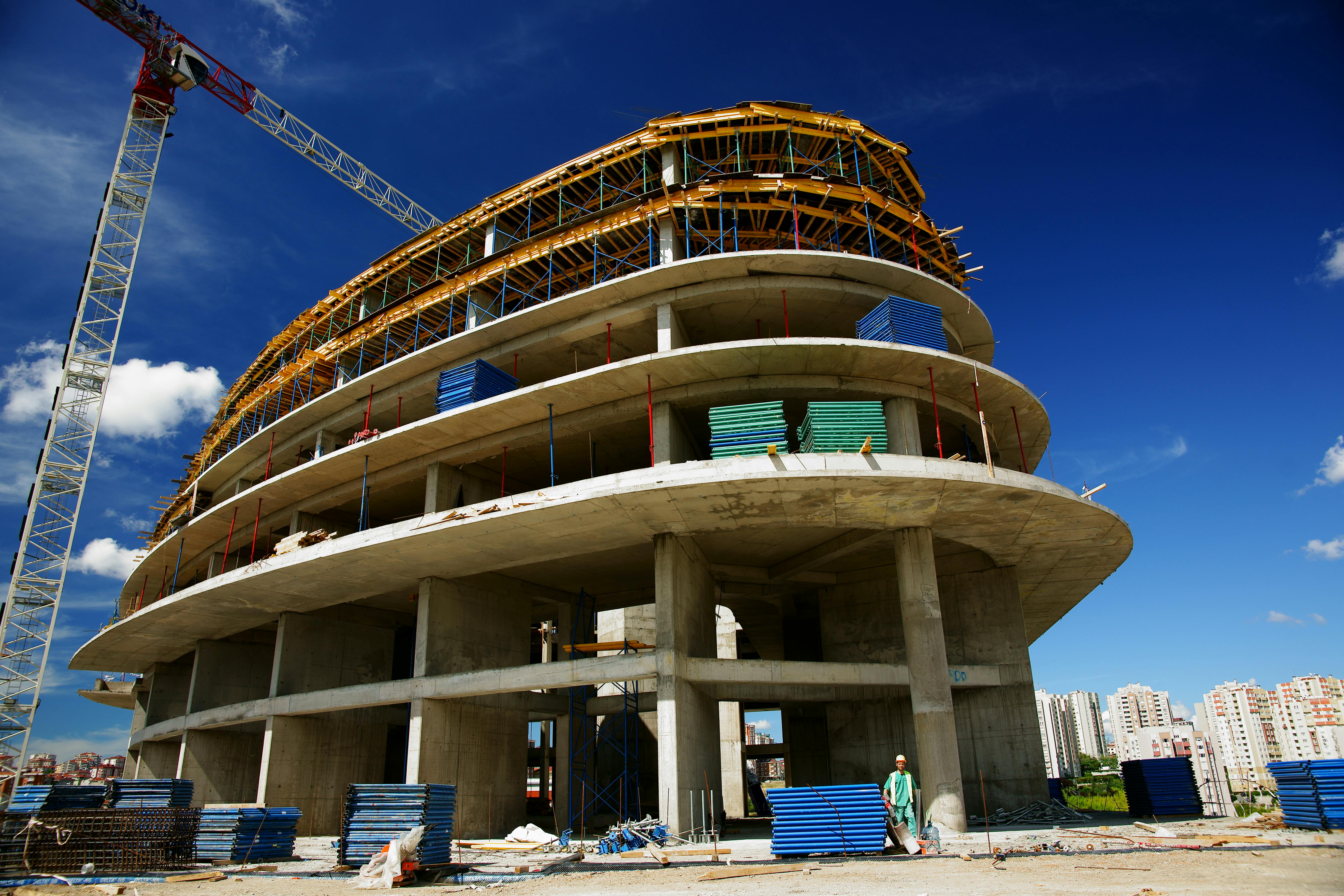 Chantier de construction d'un bâtiment en béton avec une grue