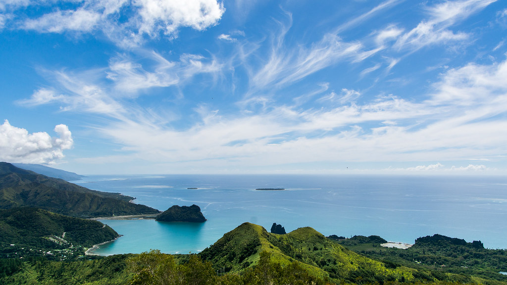 Baie bordée de collines verdoyantes au bord de la mer