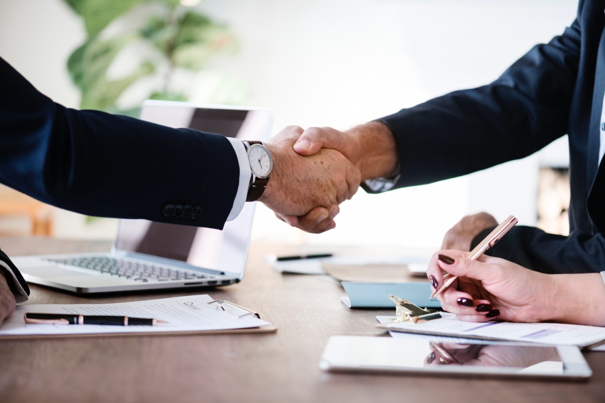 Poignée de main entre deux personnes lors d'un rendez-vous d'affaires