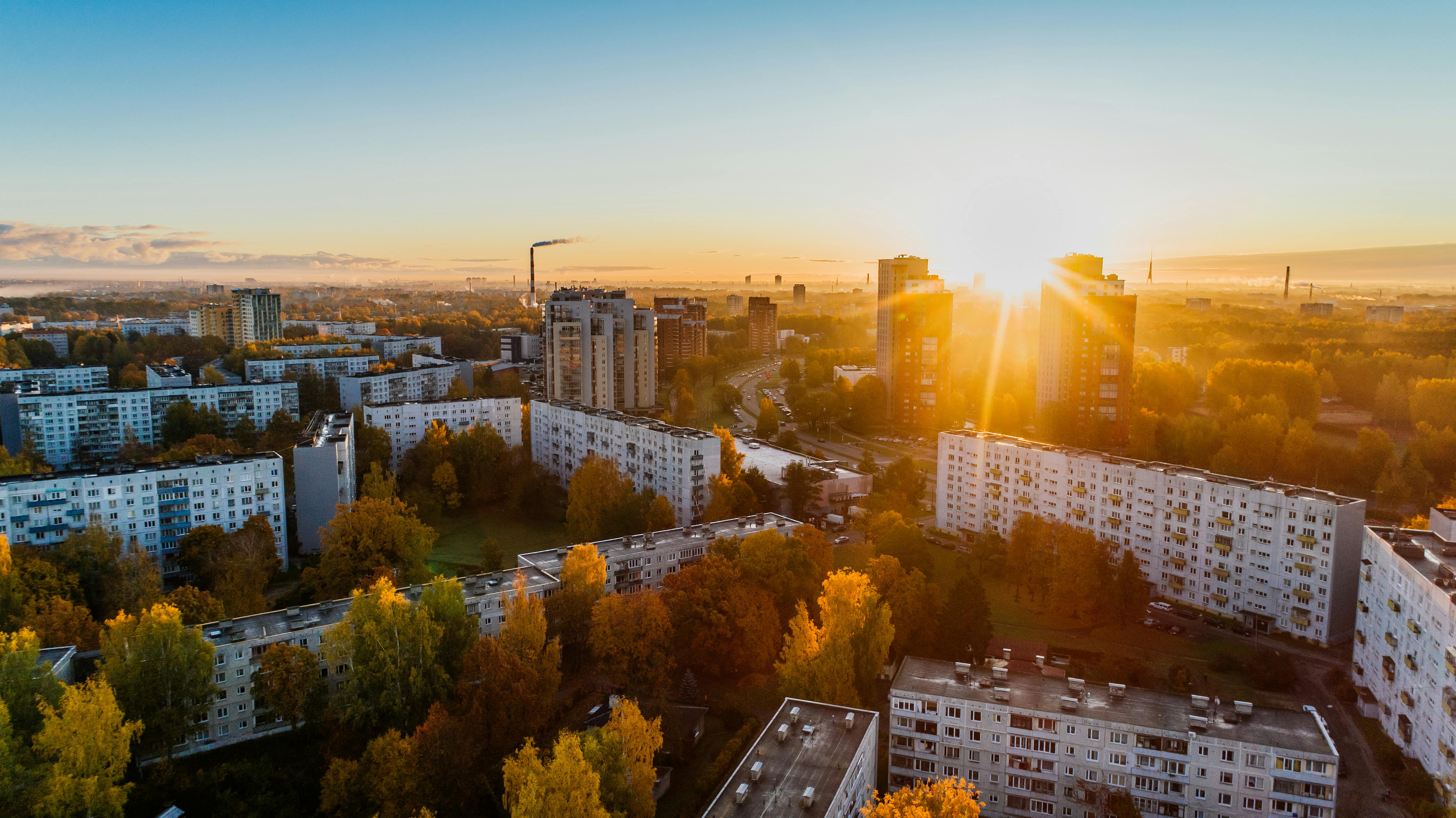 Quartier d'immeubles collectifs au soleil couchant