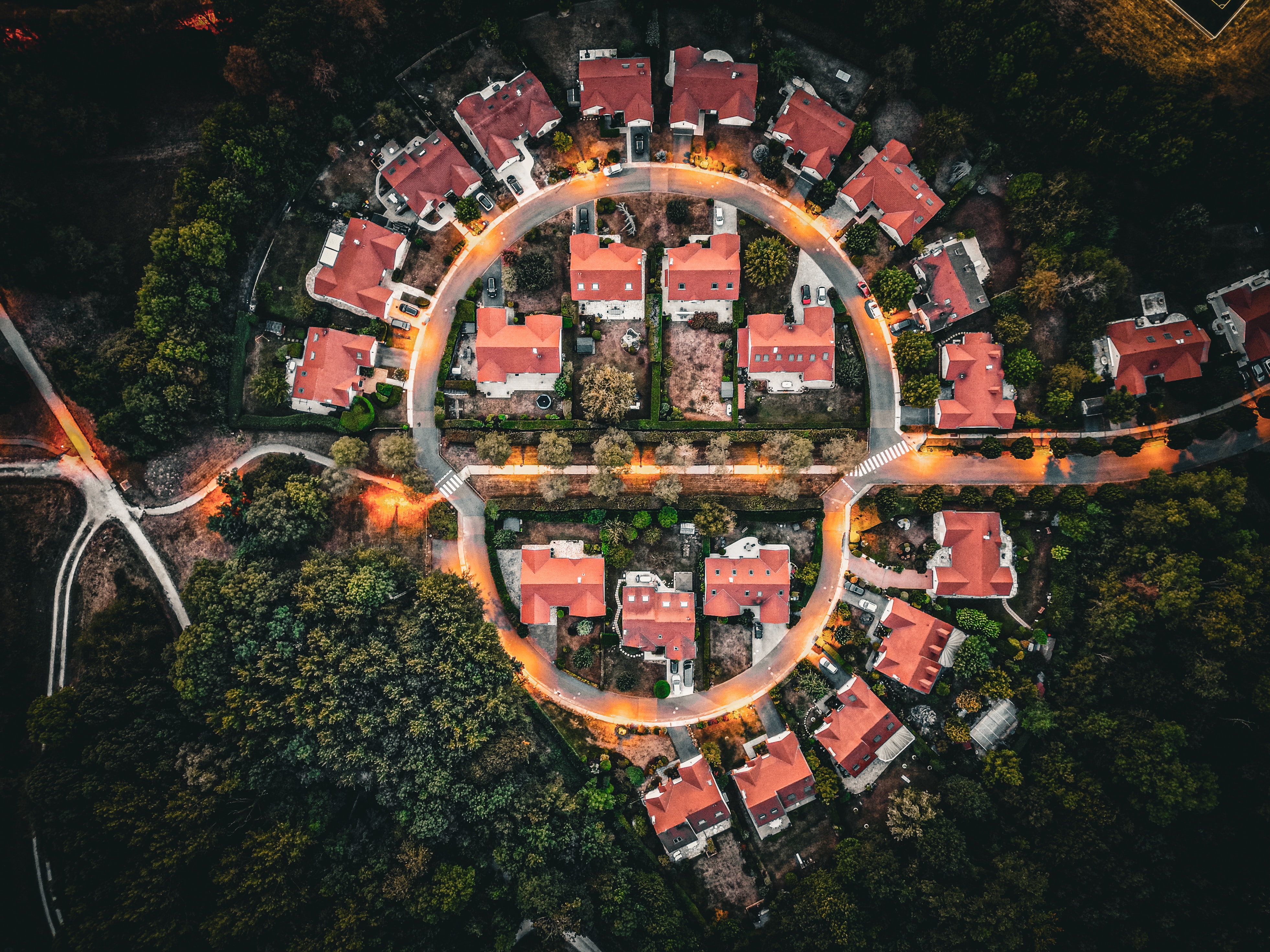 Vue aérienne d'un lotissement de maisons disposées en cercle