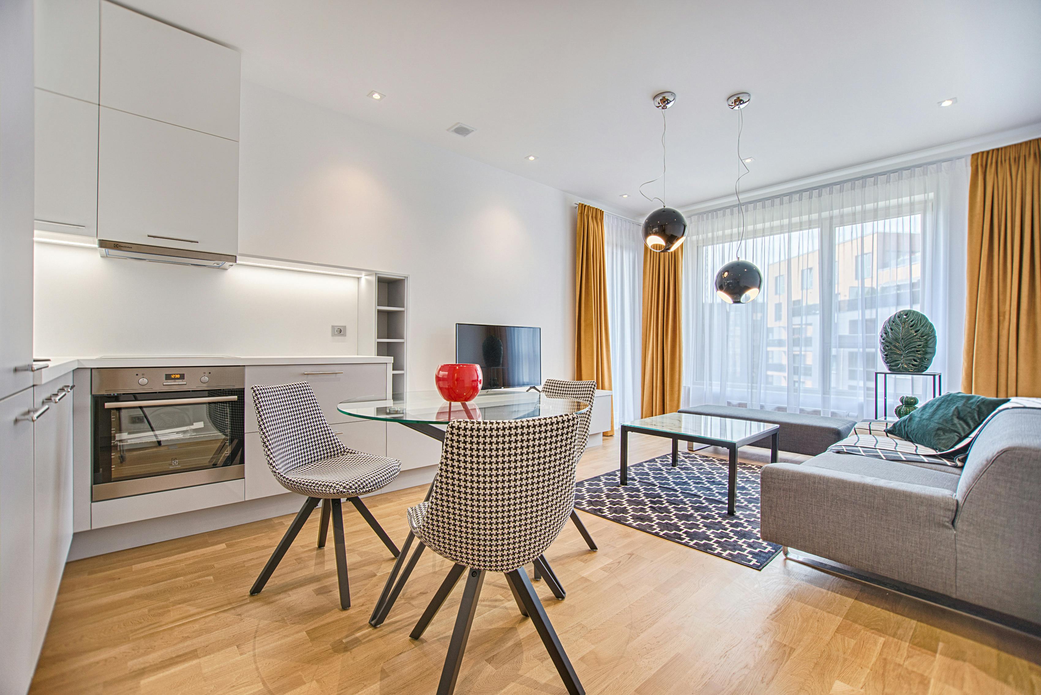 Séjour ouvert sur une cuisine dans un appartement meublé
