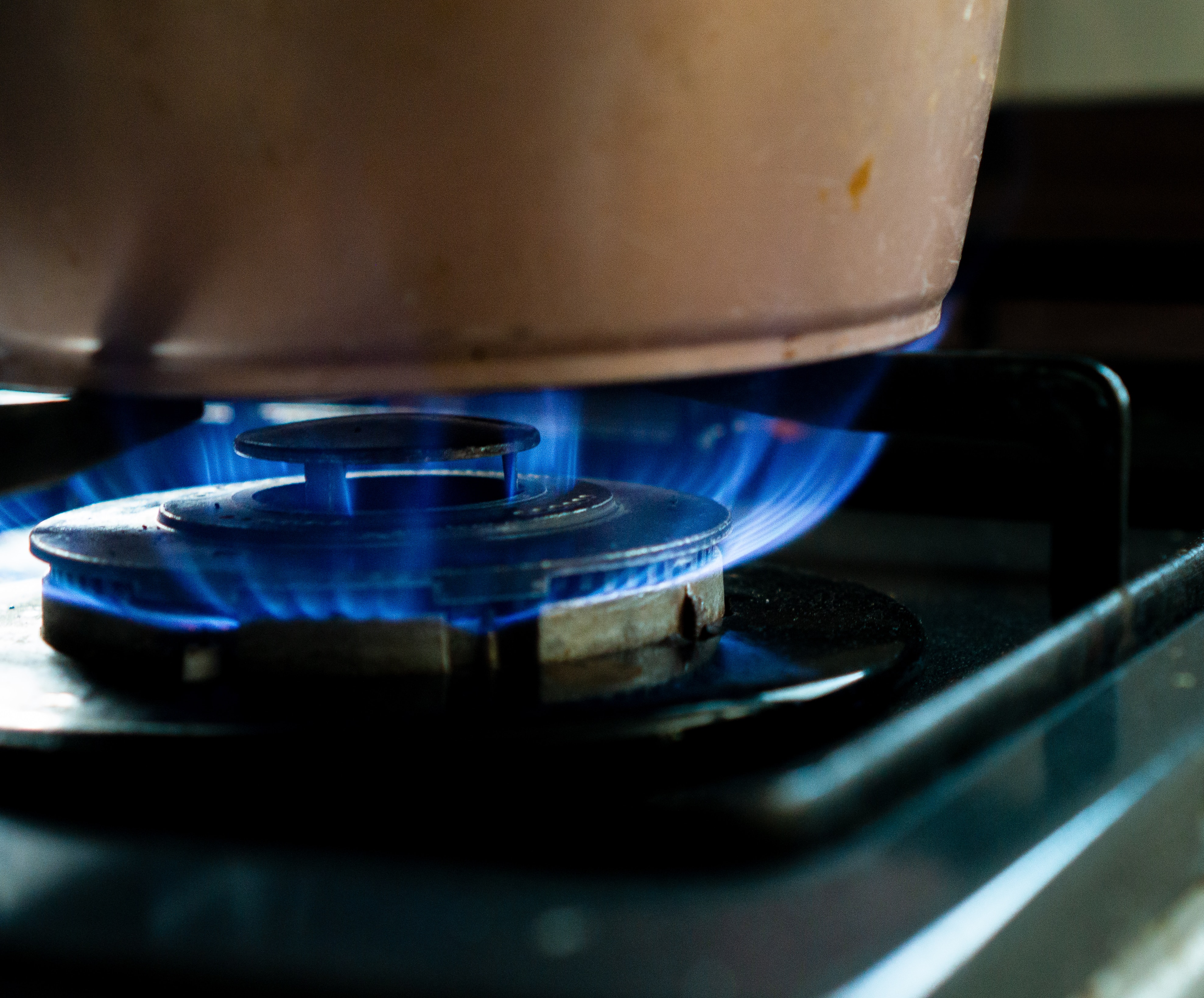 Flamme d'une plaque de cuisson au gaz sous une casserole