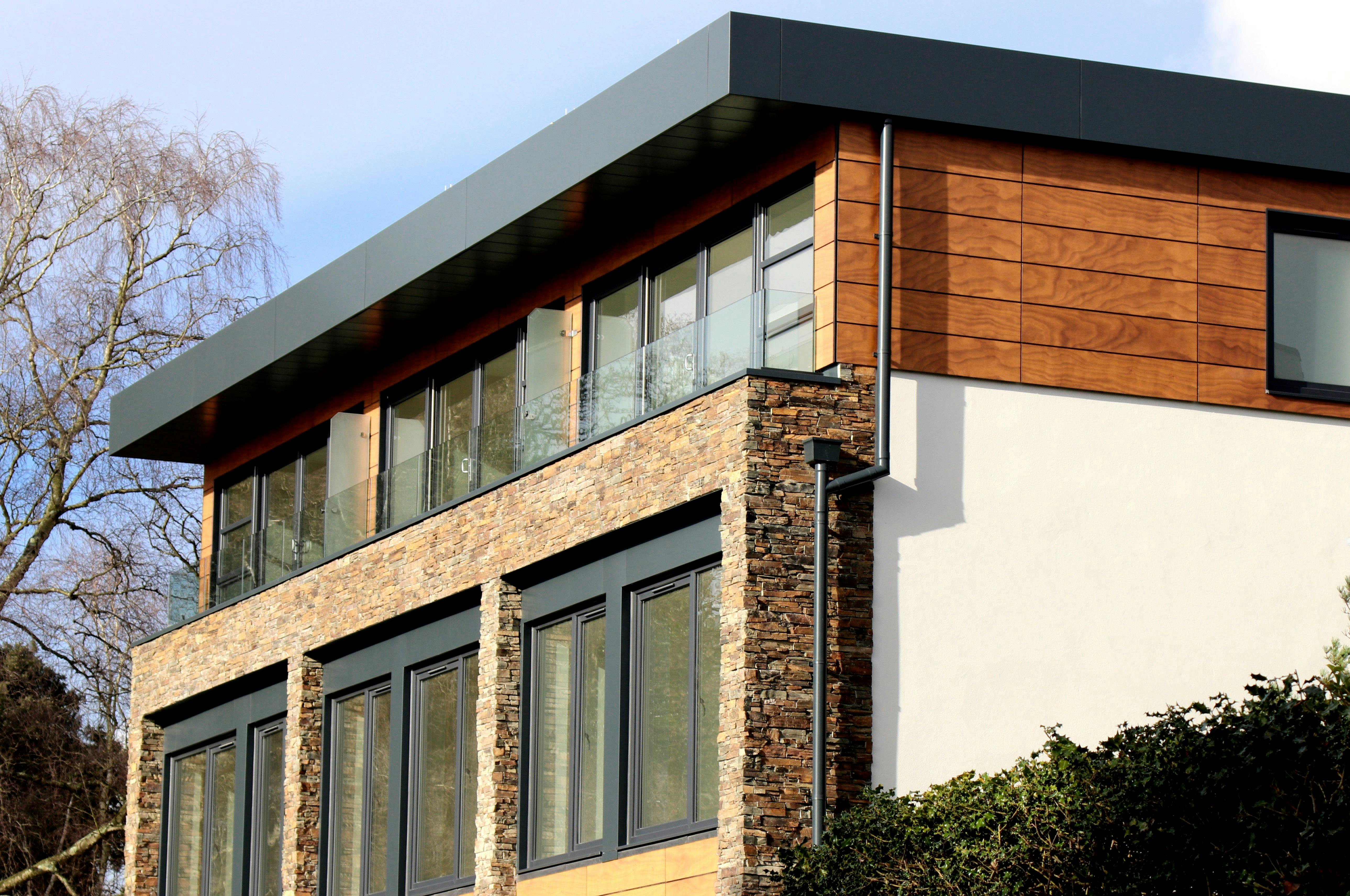 Maison contemporaine à bardage bois et larges baies vitrées