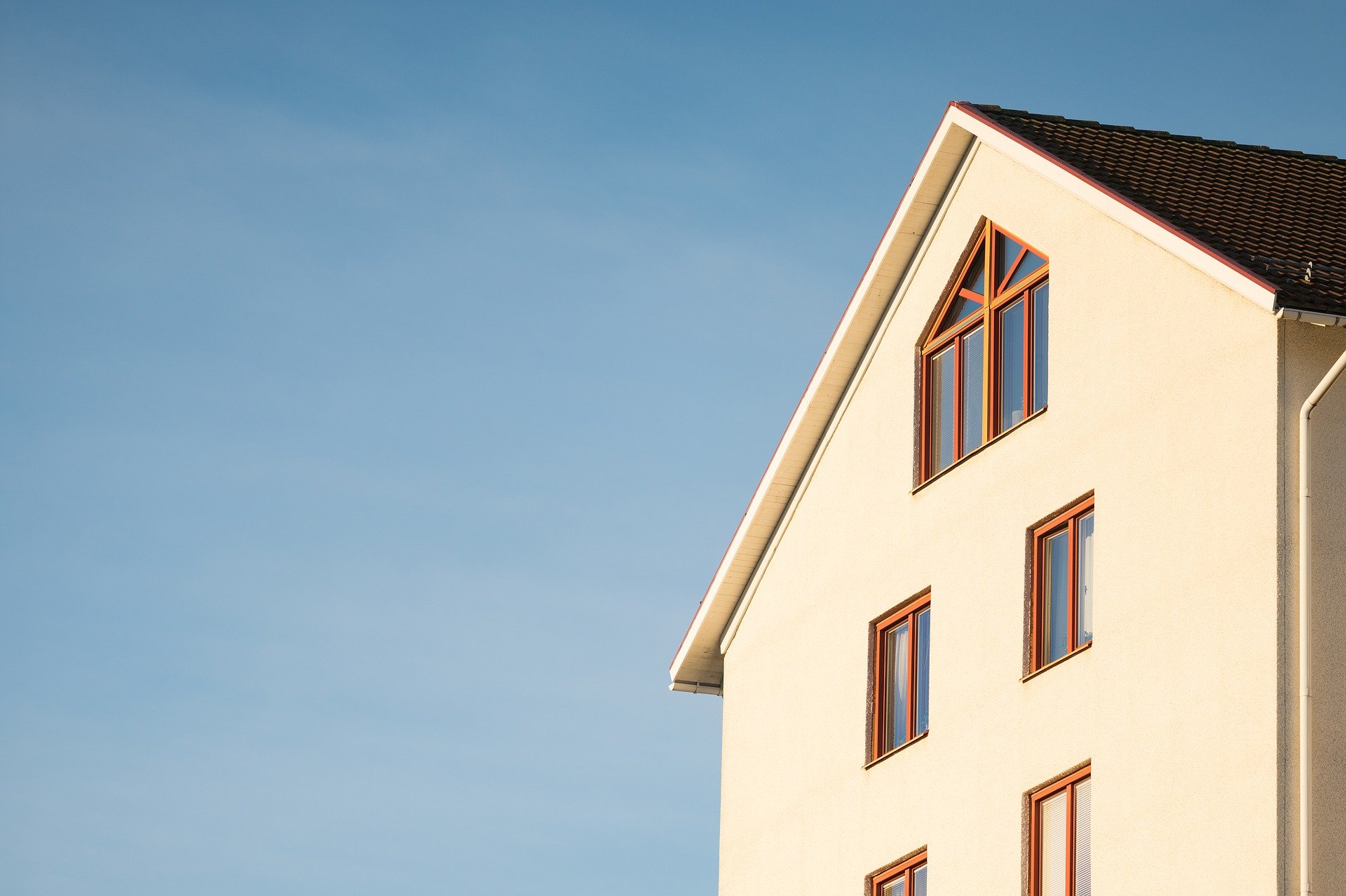 Pignon d'une maison individuelle sous un ciel dégagé