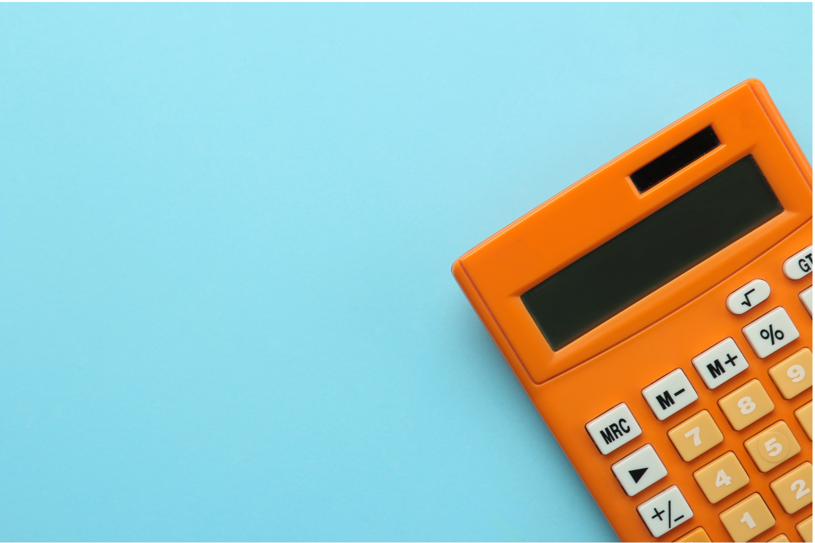 Calculatrice orange posée sur un fond bleu clair