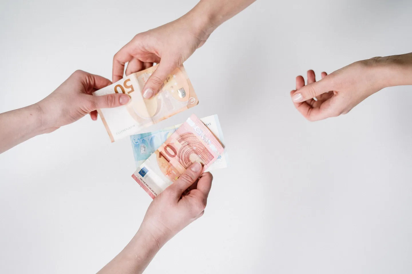 Mains se transmettant des billets en euros