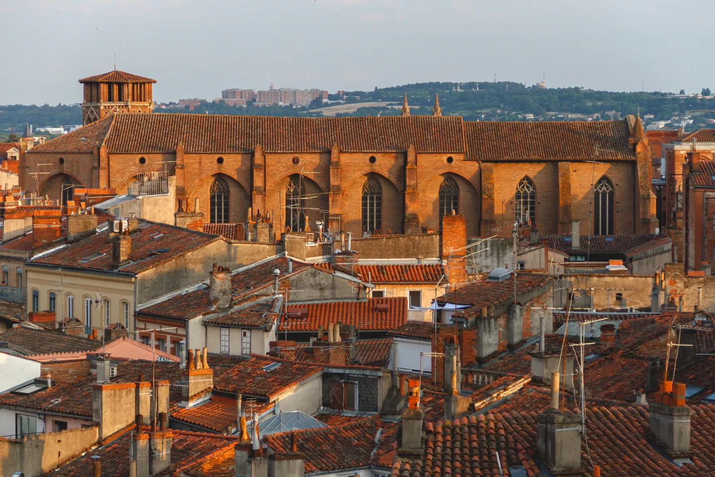 Toits en tuiles et clocher en brique d'une ville du sud de la France