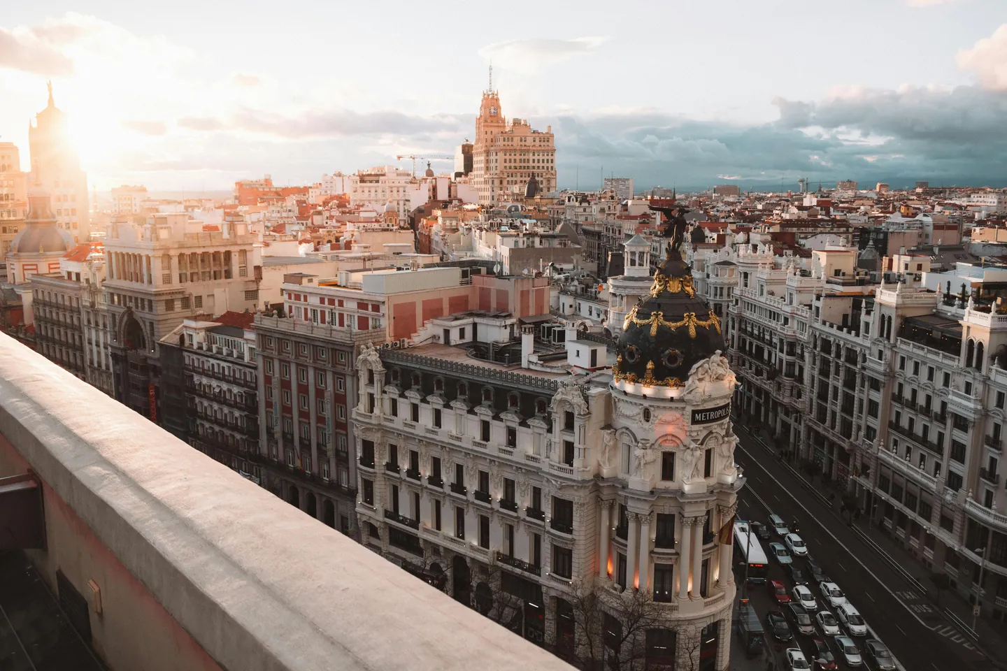 Vue des toits et des avenues du centre de Madrid