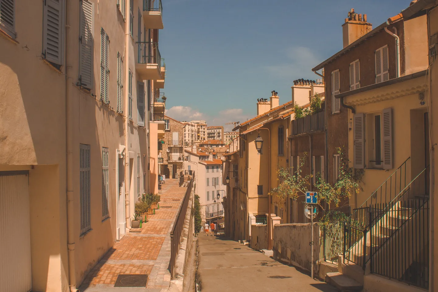 Rue en pente bordée d'immeubles anciens