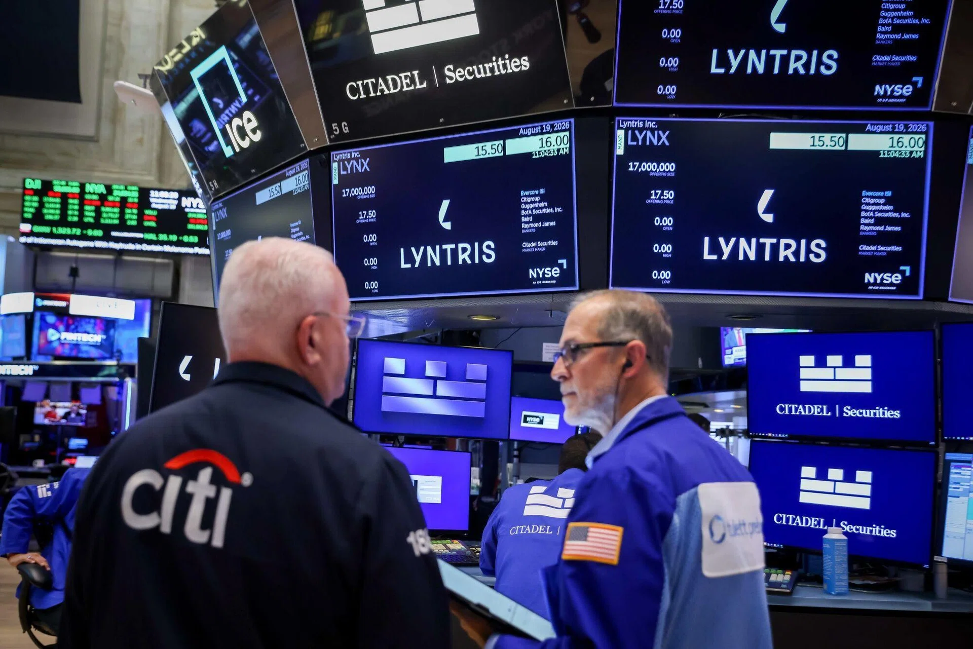 US stocks: Wall Street sinks as bond yields rise, Walmart results disappoint
