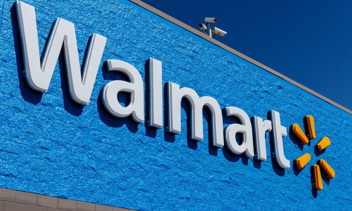 Walmart Expands Tap to Pay as Amazon Builds Its AI Capacity