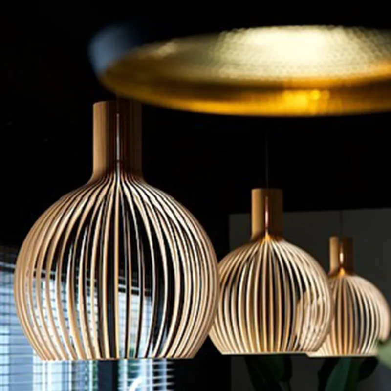 Drie moderne houten hanglampen met smalle lamellen en een zwarte achtergrond.