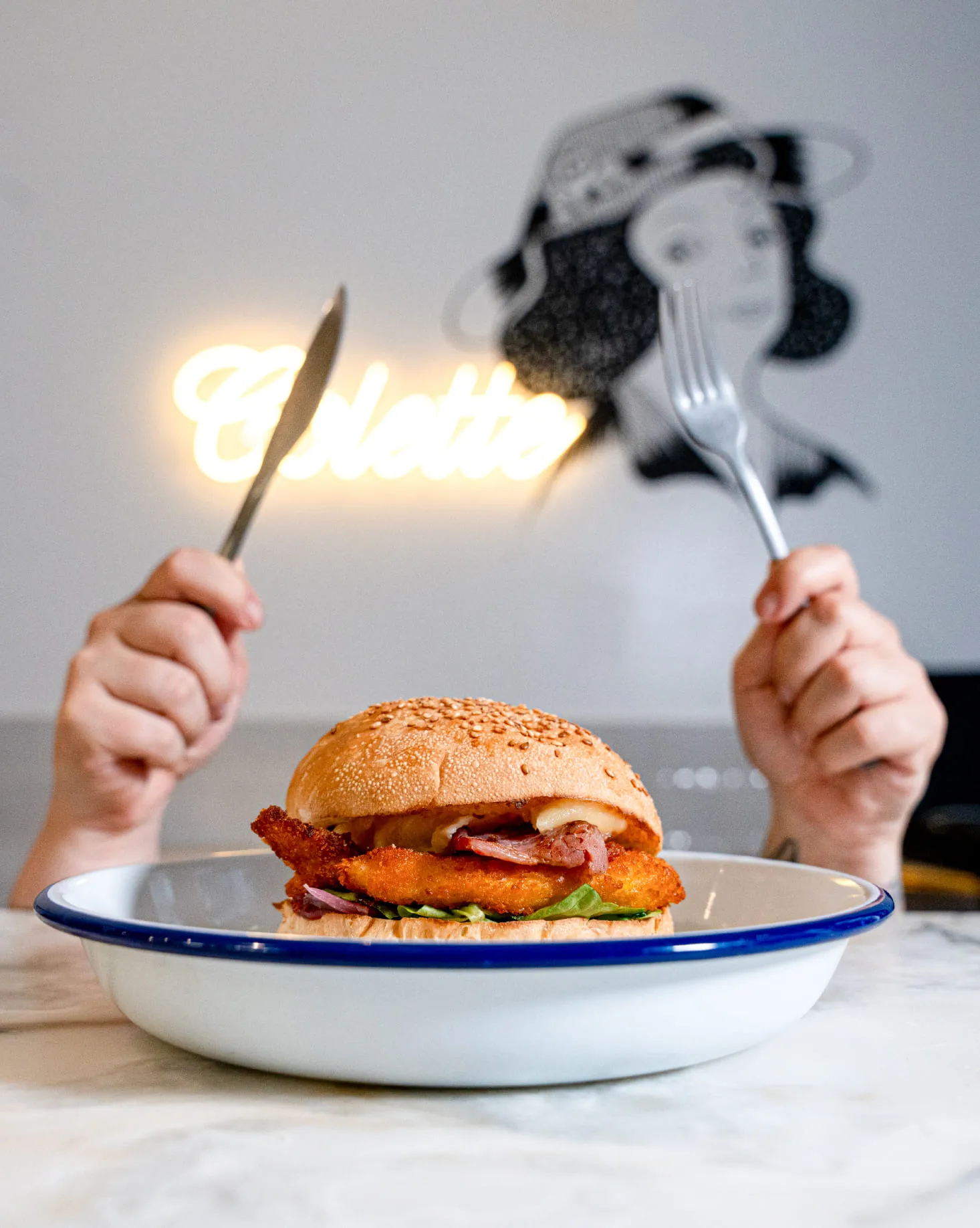 Un employé du restaurant les Burgers de Colette à Bordeaux Grand Théatre qui se cache pour manger un burger
