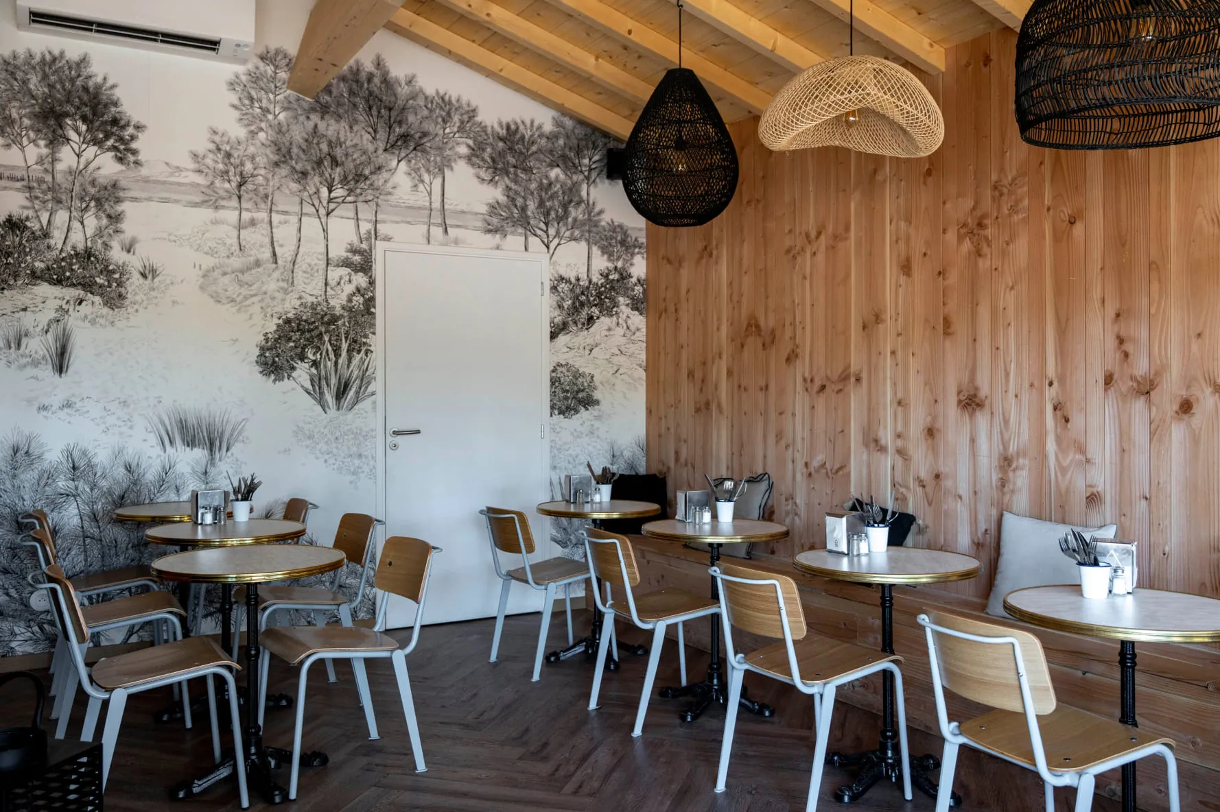 La salle du restaurant les Burgers de Colette à Clouey Cap-Ferret