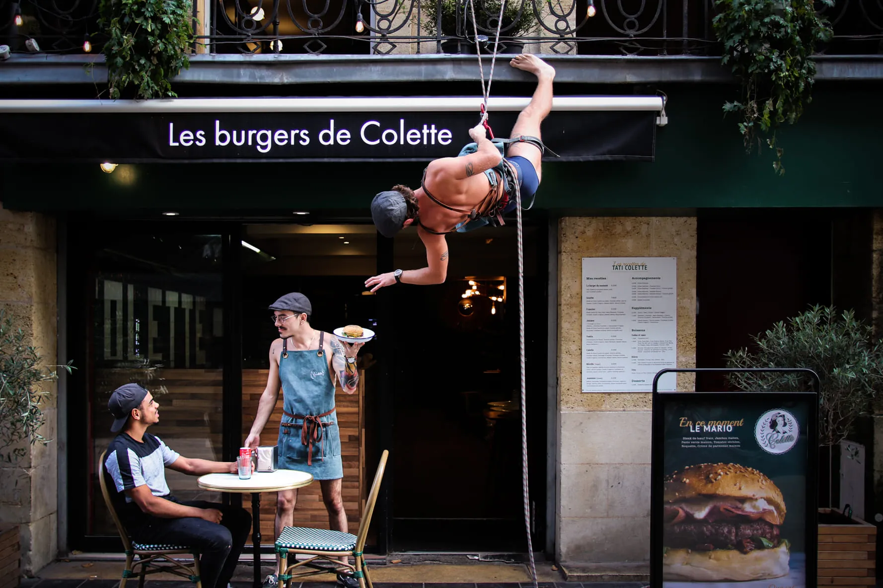 Des employés du restaurant les Burgers de Colette à Bordeaux Victoire