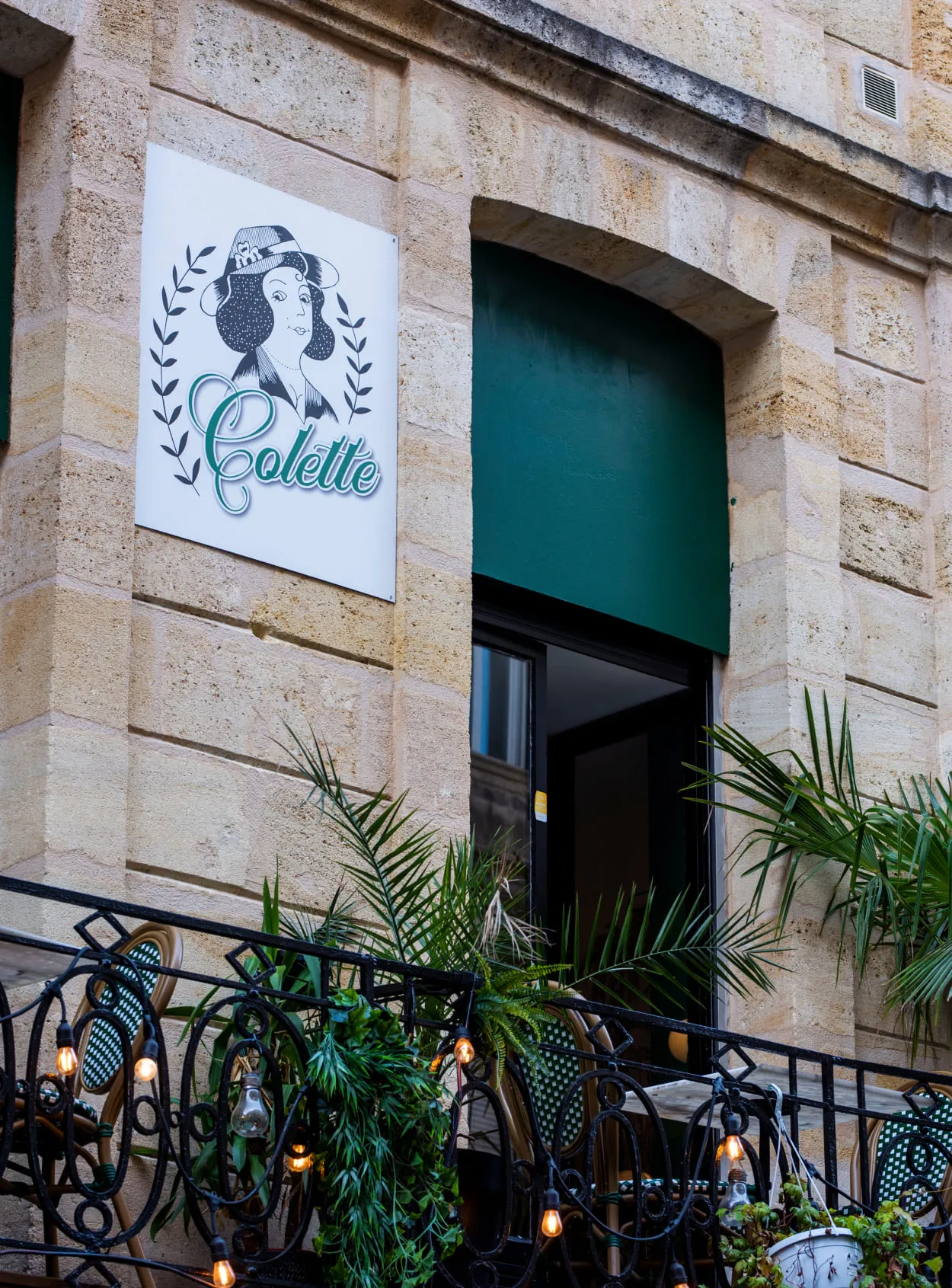 Étage du restaurant Les Burgers de Colette à Bordeaux Victoire depuis la rue Ste Catherine